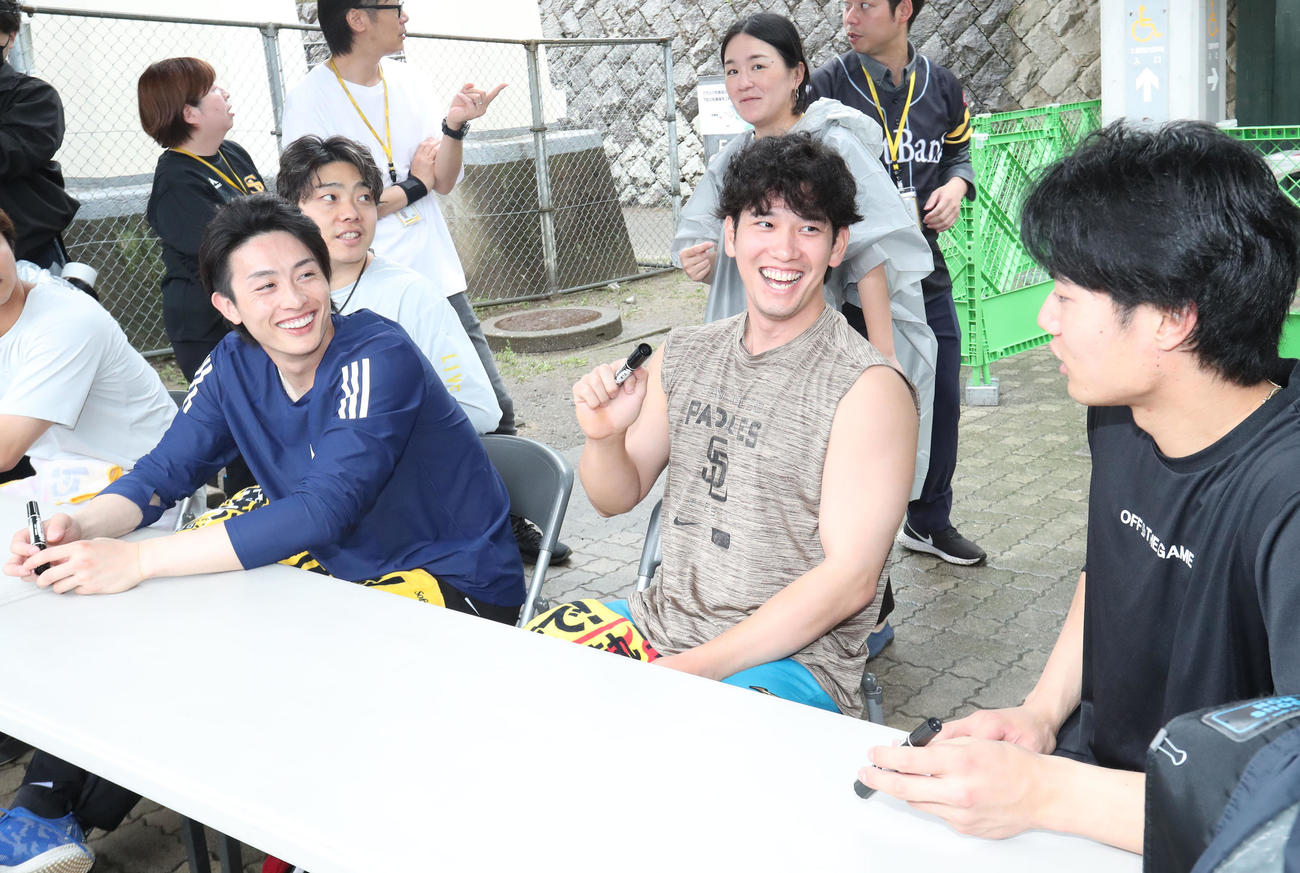 雨で試合が中止となり、サイン会に参加した奥から松本裕、周東、栗原、渡辺（撮影・梅根麻紀）