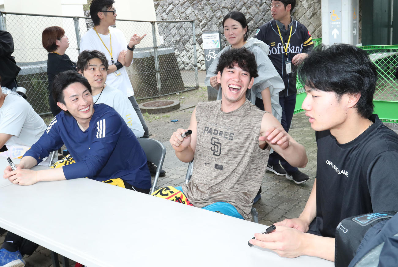 雨で試合が中止となり、サイン会に参加した奥から松本裕、周東、栗原、渡辺（撮影・梅根麻紀）