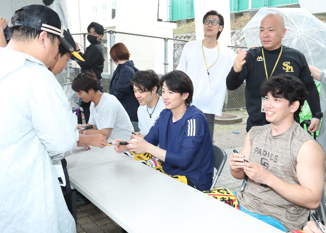 雨で試合が中止となり、サイン会に参加した、後方左から柳町、松本裕、周東、栗原（撮影・梅根麻紀）