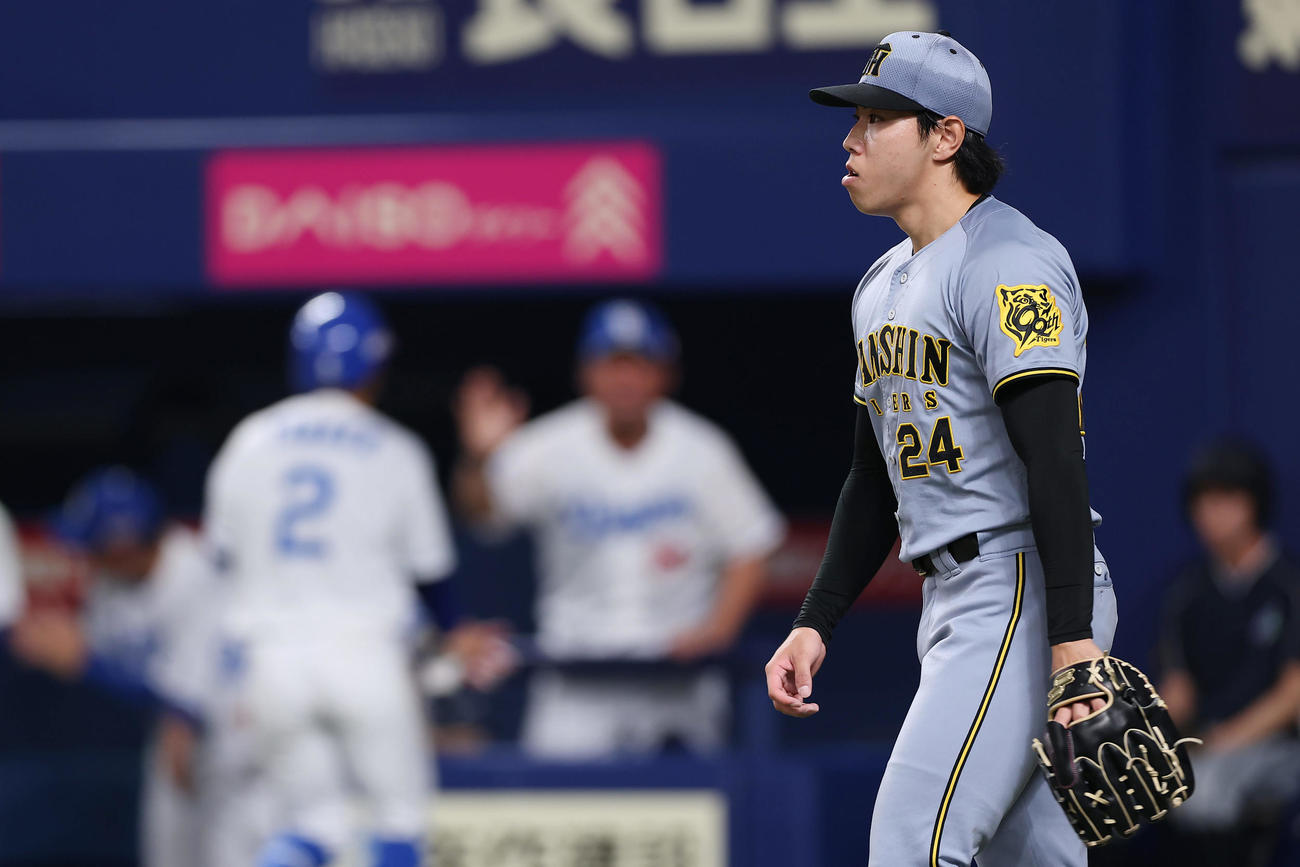 中日対阪神　8回裏中日1死二、三塁、高橋周に勝ち越し2点適時打を浴びた工藤（撮影・前田充）