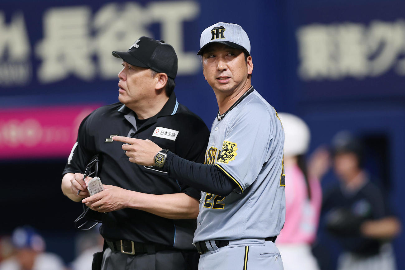 中日対阪神　9回表阪神無死一、二塁、選手交代を告げる藤川監督（撮影・前田充）