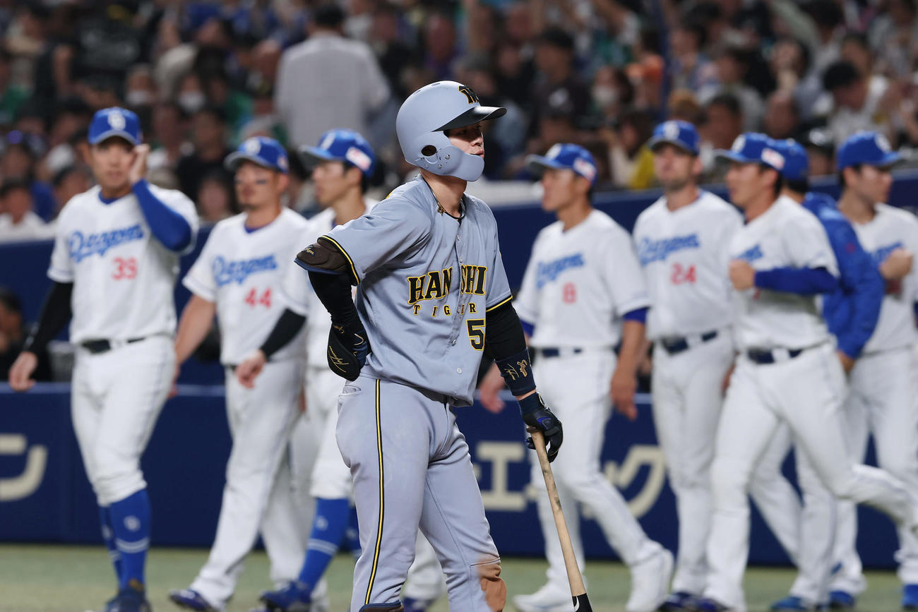 中日対阪神　9回表阪神2死二塁、見逃し三振に倒れ試合終了となり、悔しそうな表情を見せる中野（撮影・前田充）
