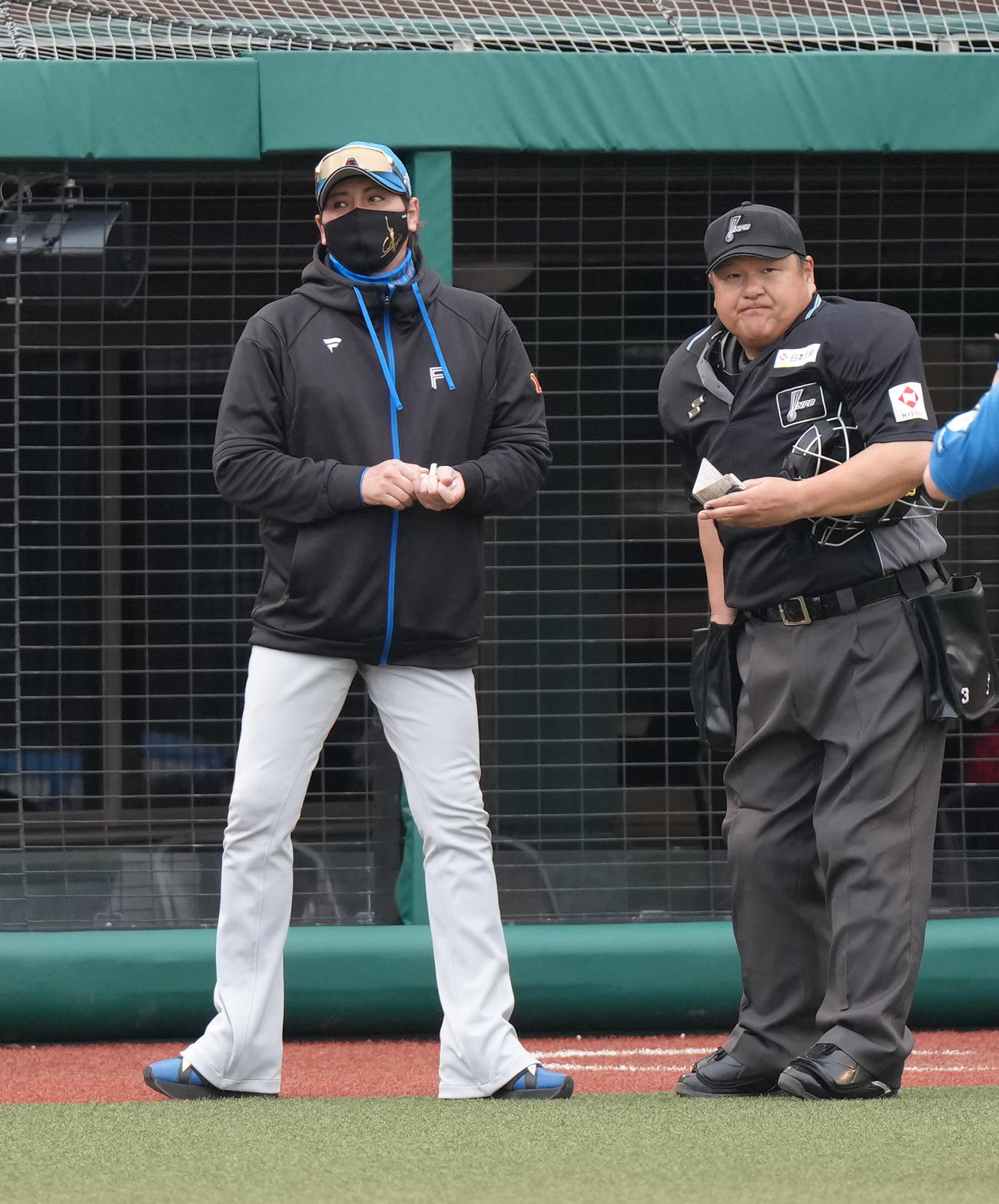 楽天対日本ハム　選手交代を告げベンチに戻る日本ハム新庄監督（撮影・足立雅史）