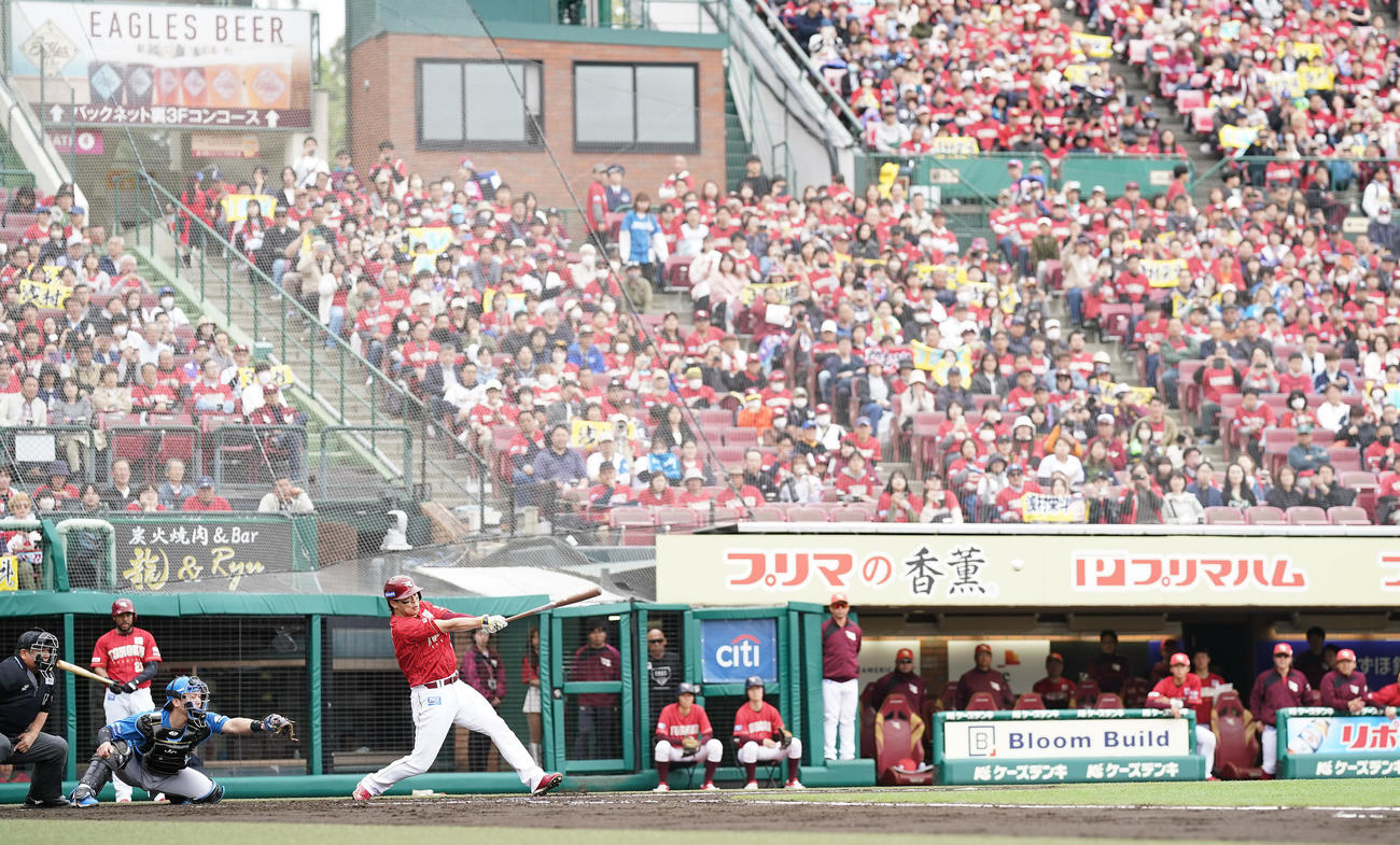 楽天対日本ハム　1回裏楽天1死二塁、通算2000安打となる先制適時打を放つ浅村（撮影・垰建太）