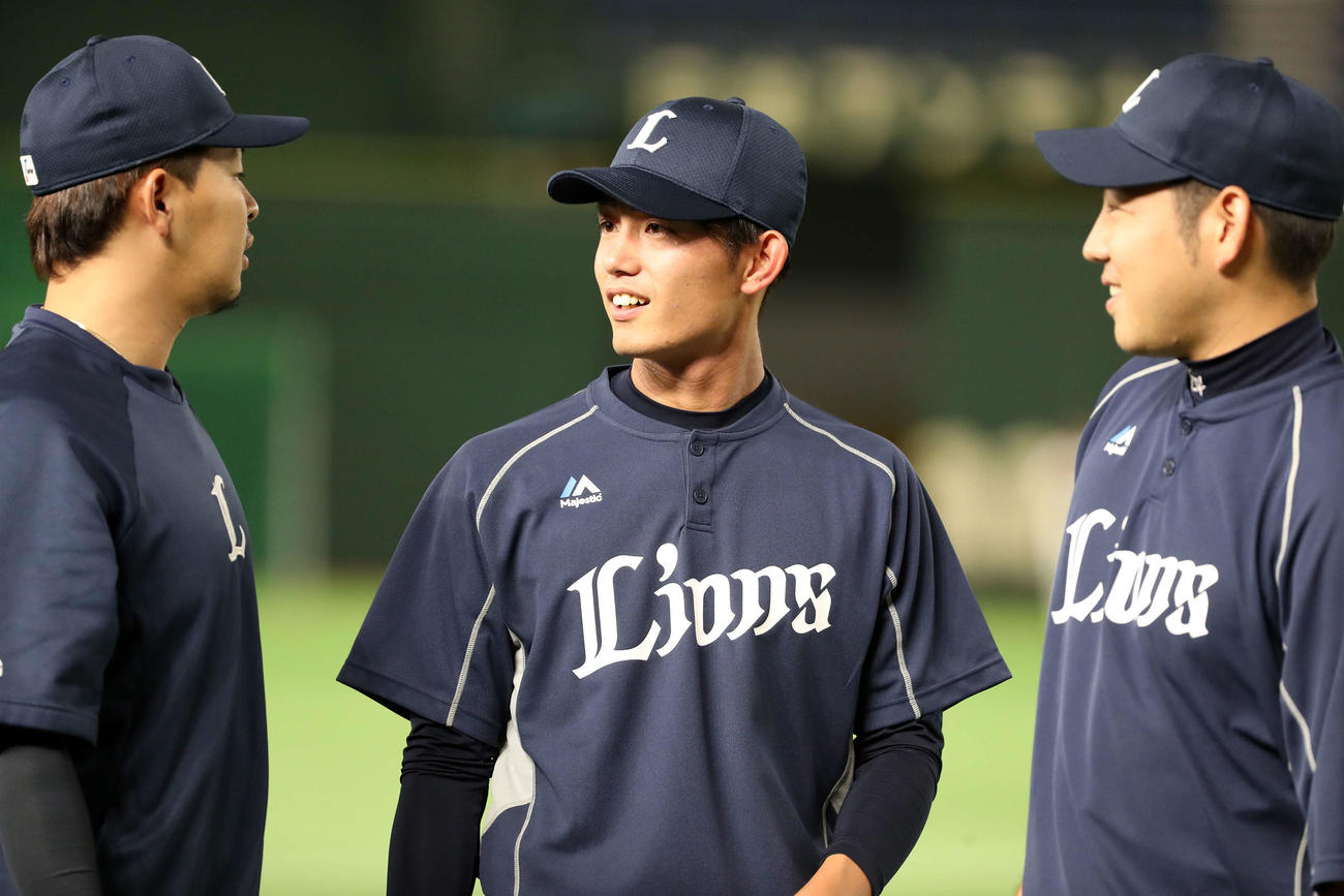 2018年6月9日、西武時代の浅村（左）と話す西武今井（中央）右は菊池