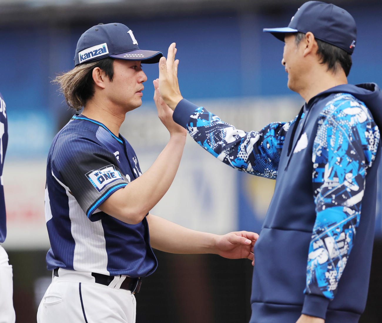ロッテ対西武　西口監督（右）とハイタッチする西武今井（撮影・野上伸悟）