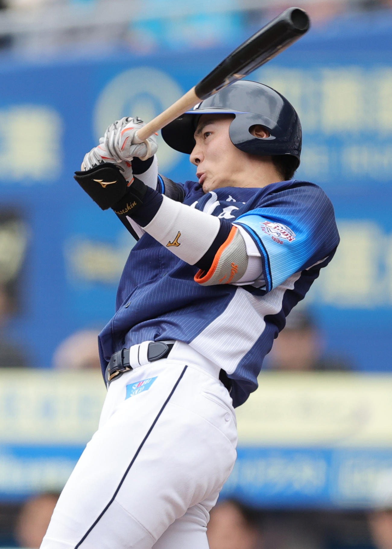 ロッテ対西武　1回表西武2死、左二塁打を放つ長谷川（撮影・野上伸悟）
