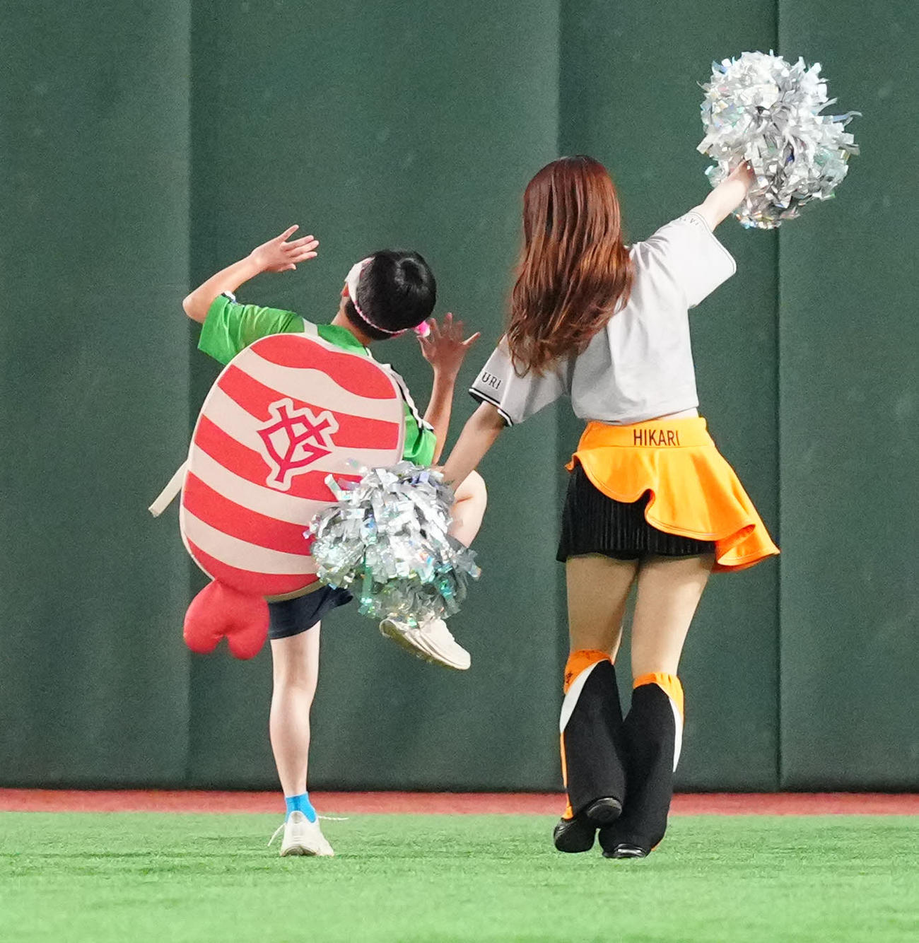 巨人対ヤクルト　3回裏終了後、「えび」（左）が寿司レースを制す（撮影・江口和貴）