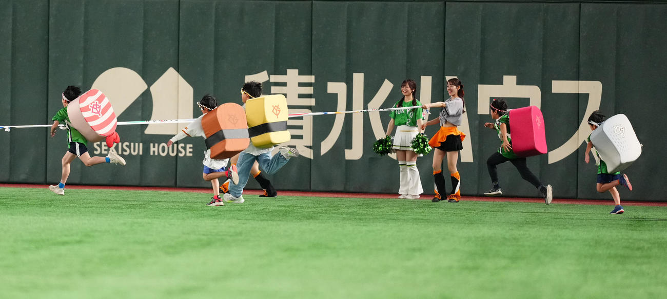 巨人対ヤクルト　3回裏終了後、「えび」（左端）が寿司レースを制す（撮影・江口和貴）