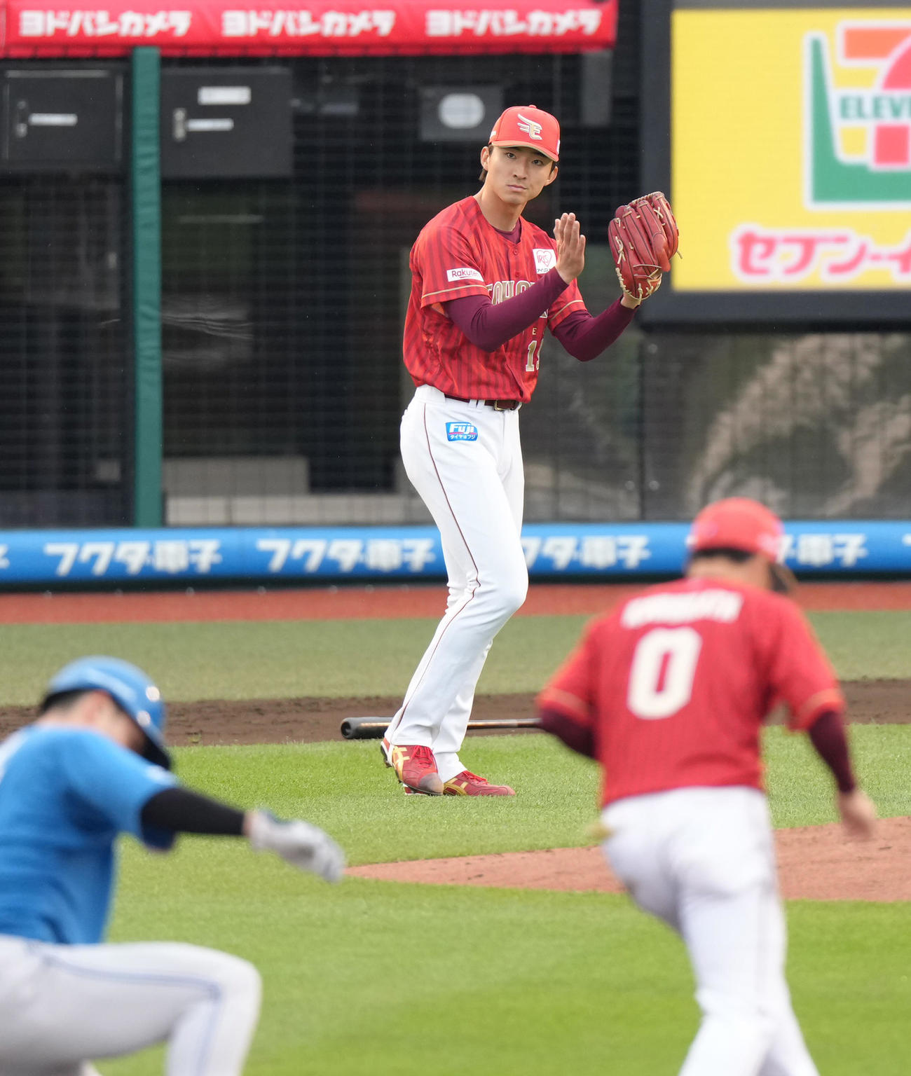 楽天対日本ハム　6回表日本ハム2死一塁、清宮幸を遊ゴロに仕留めグラブをたたく荘司（撮影・足立雅史）