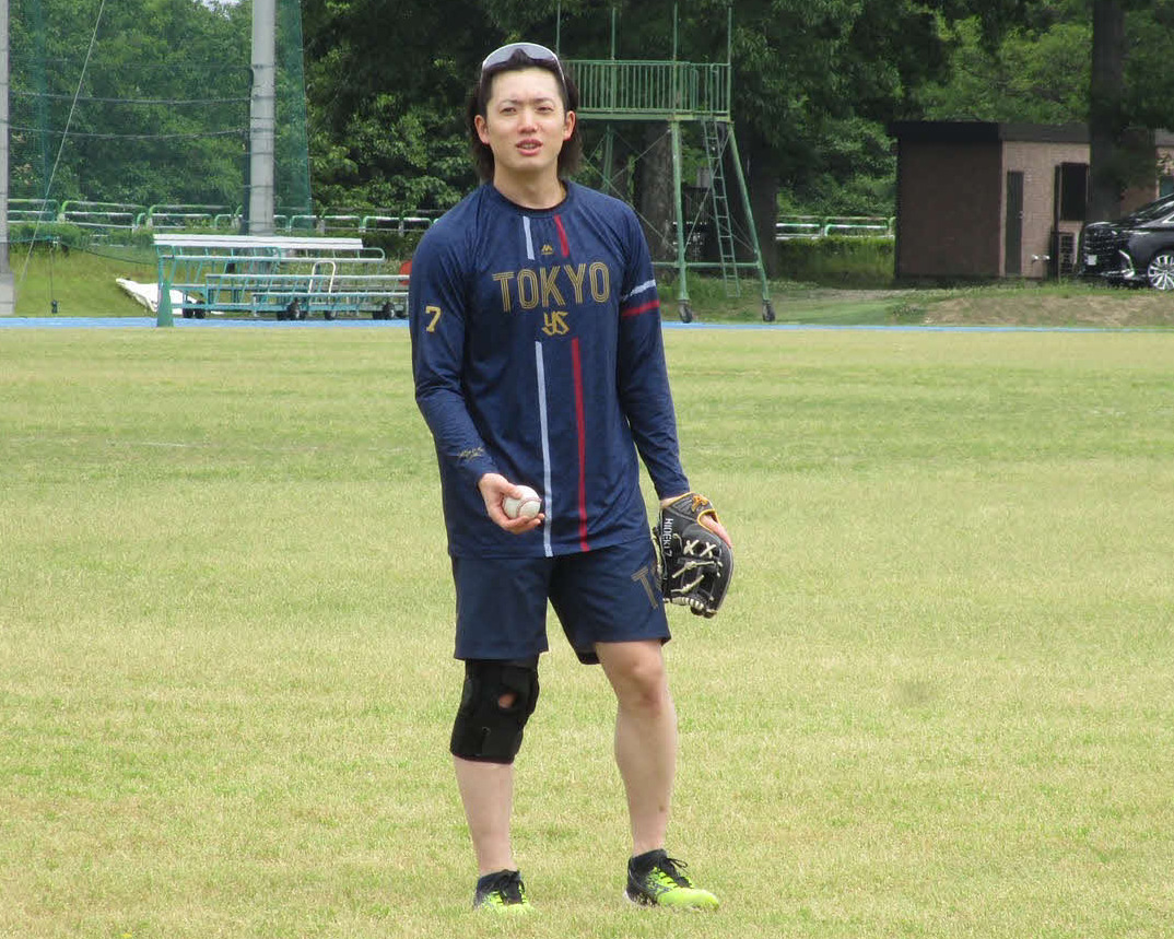 笑顔でキャッチボールをするヤクルト長岡