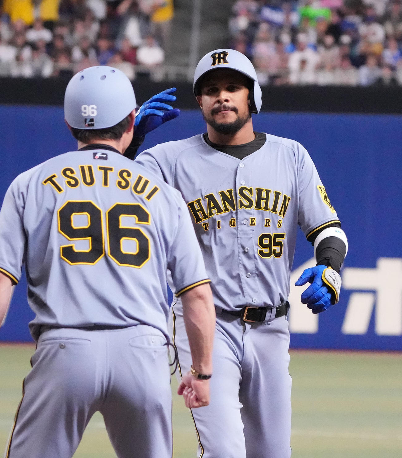 中日対阪神　9回表阪神無死一塁、ヘルナンデス（右）は左前打を放ち筒井外野守備兼走塁コーチとタッチを交わす（撮影・森本幸一）
