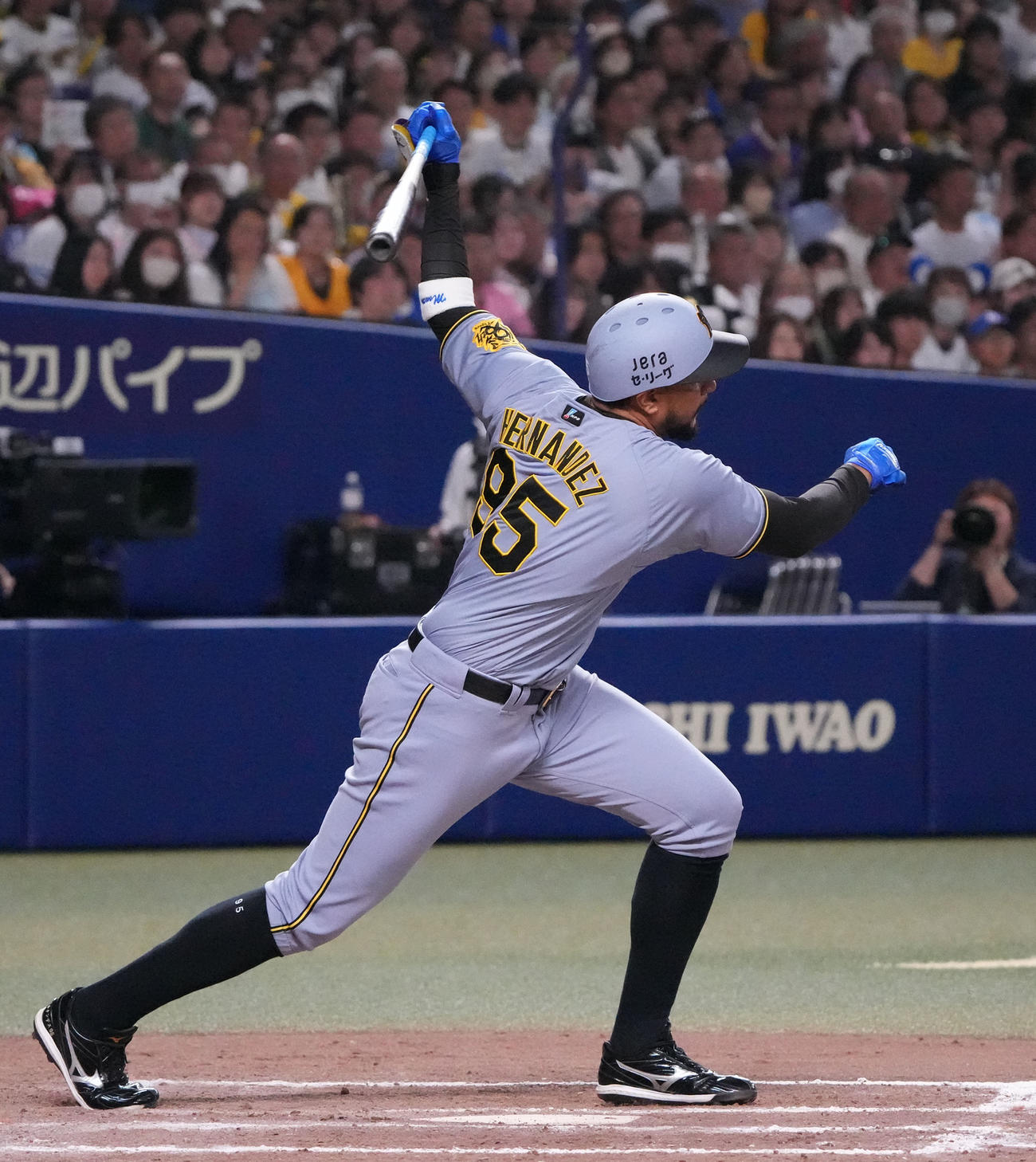 中日対阪神　9回表阪神無死一塁、左前打を放つヘルナンデス（撮影・森本幸一）