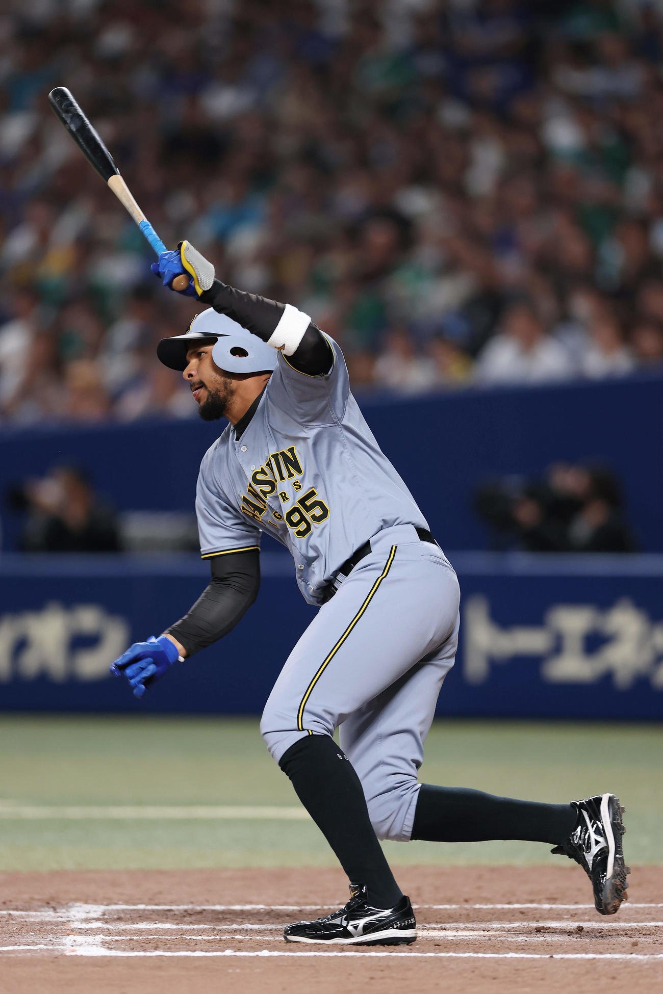 中日対阪神　9回表阪神無死一塁、左前打を放つヘルナンデス（撮影・前田充）