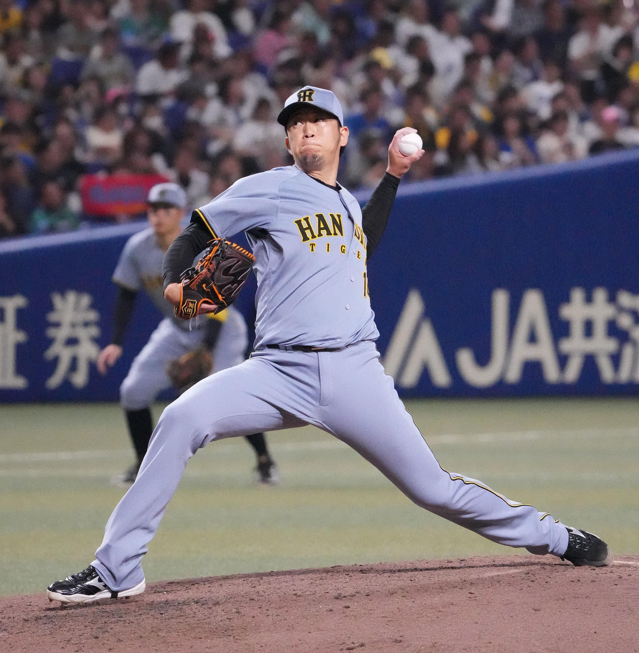 中日対阪神　6回裏、阪神2番手で登板する岩貞（撮影・森本幸一）