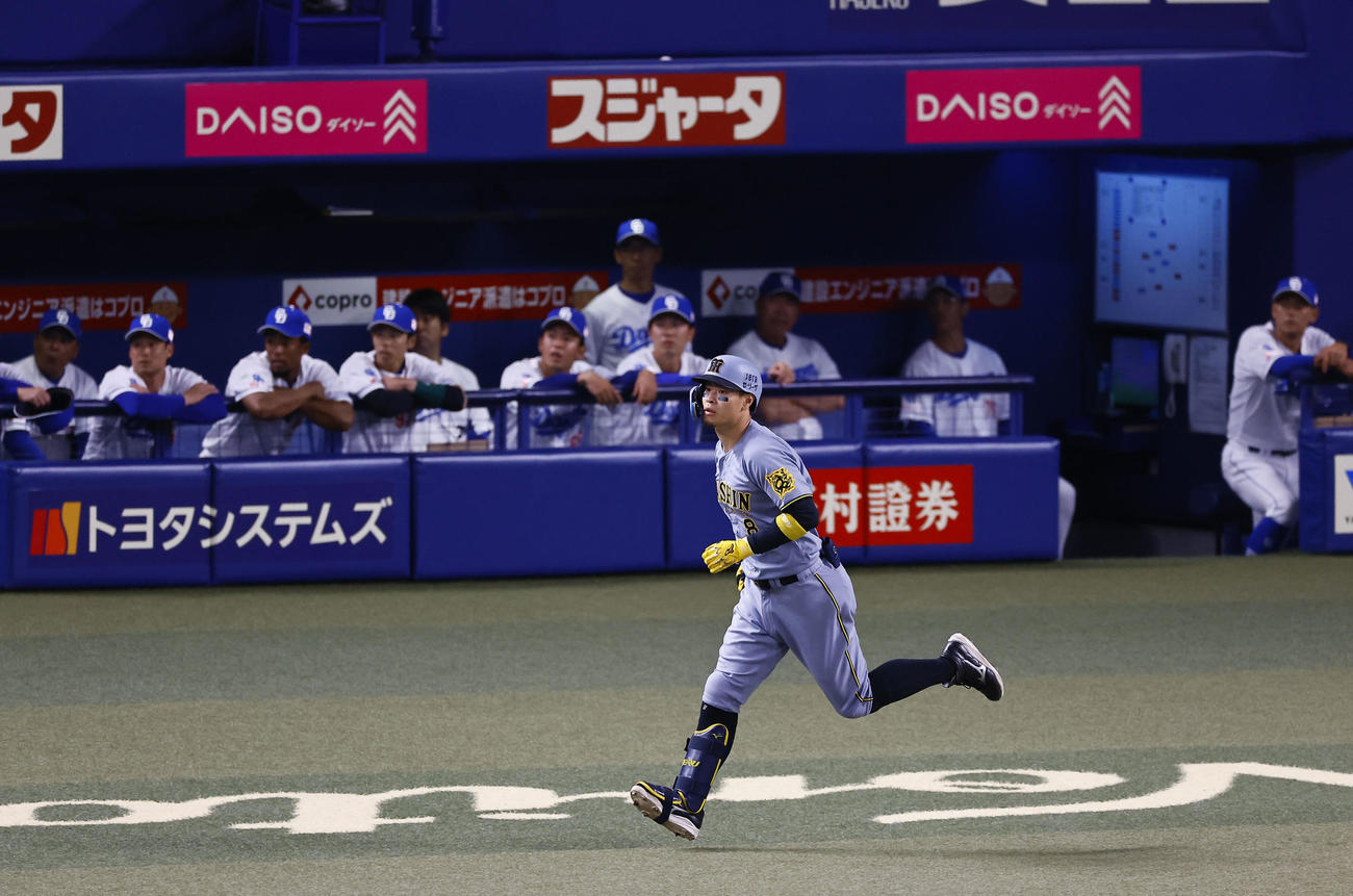 中日対阪神　2回表阪神無死、佐藤輝は右越えに同点本塁打を放ち一塁へ向かう（撮影・藤尾明華）