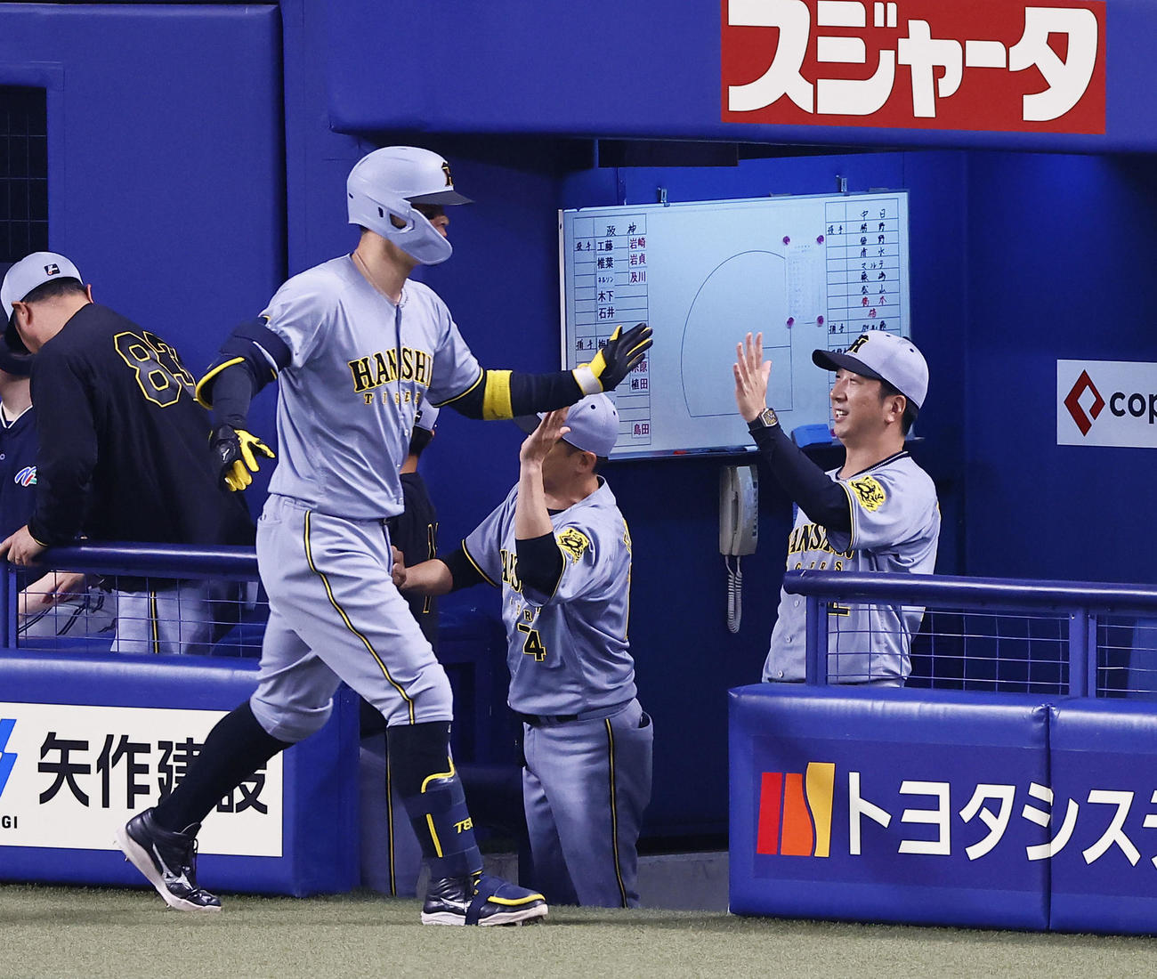 中日対阪神　2回表阪神無死、同点本塁打を放った佐藤輝を出迎える藤川監督（右）（撮影・藤尾明華）