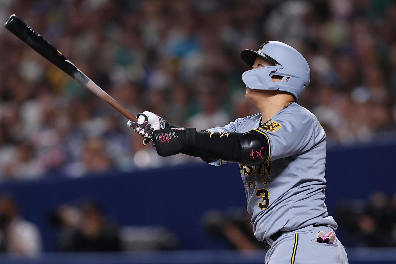 中日対阪神　6回表阪神2死一、三塁、左越え2点適時二塁打を放つ大山（撮影・前田充）