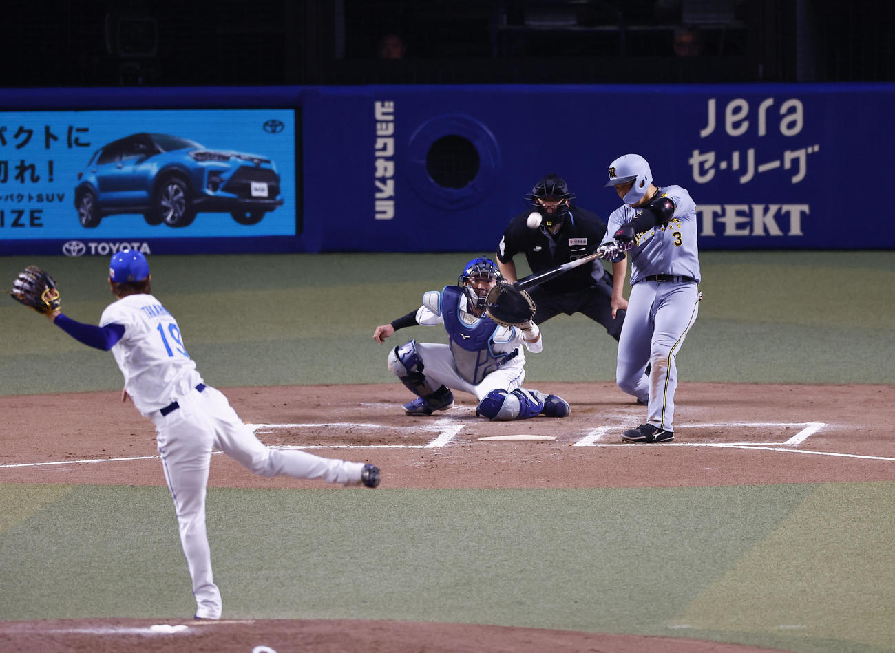 中日対阪神　6回表阪神2死一、三塁、大山は左越えに2点適時二塁打を放つ。投手高橋宏（撮影・藤尾明華）
