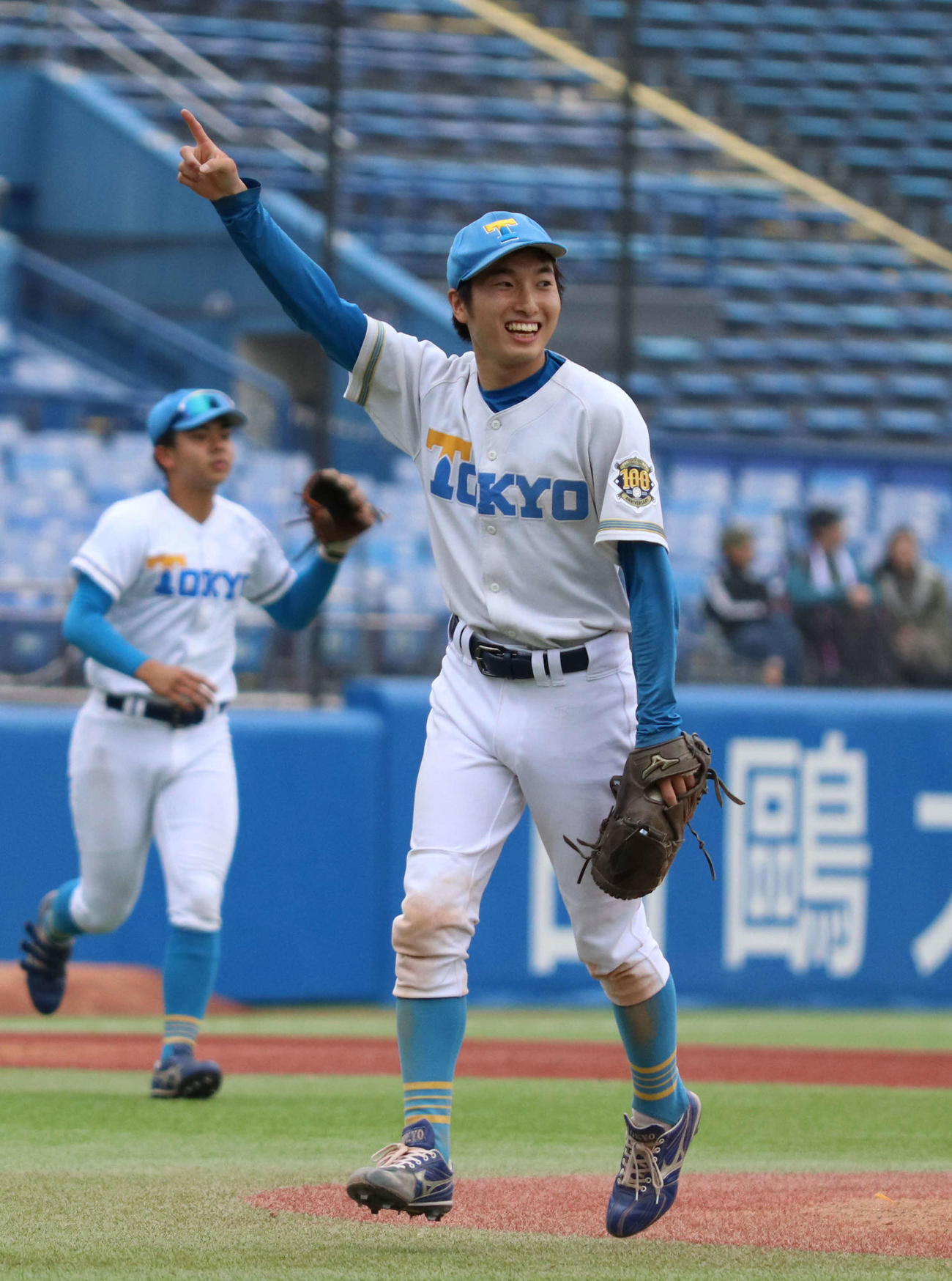 立大対東大　3回表立大1死満塁、西川を併殺打に打ち取り喜ぶ東大渡辺（撮影・寺本吏輝）