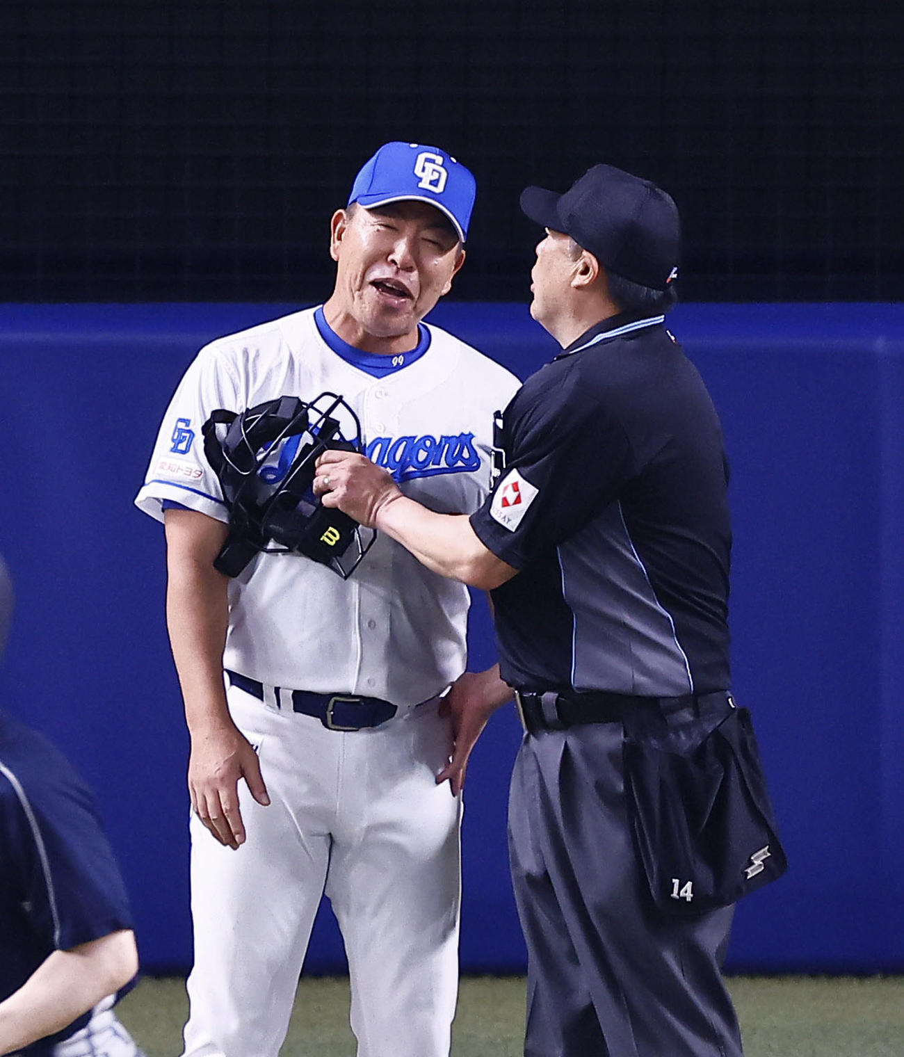 中日対阪神　9回表阪神無死、代打渡辺の四球で、球審に抗議する井上監督（撮影・藤尾明華）