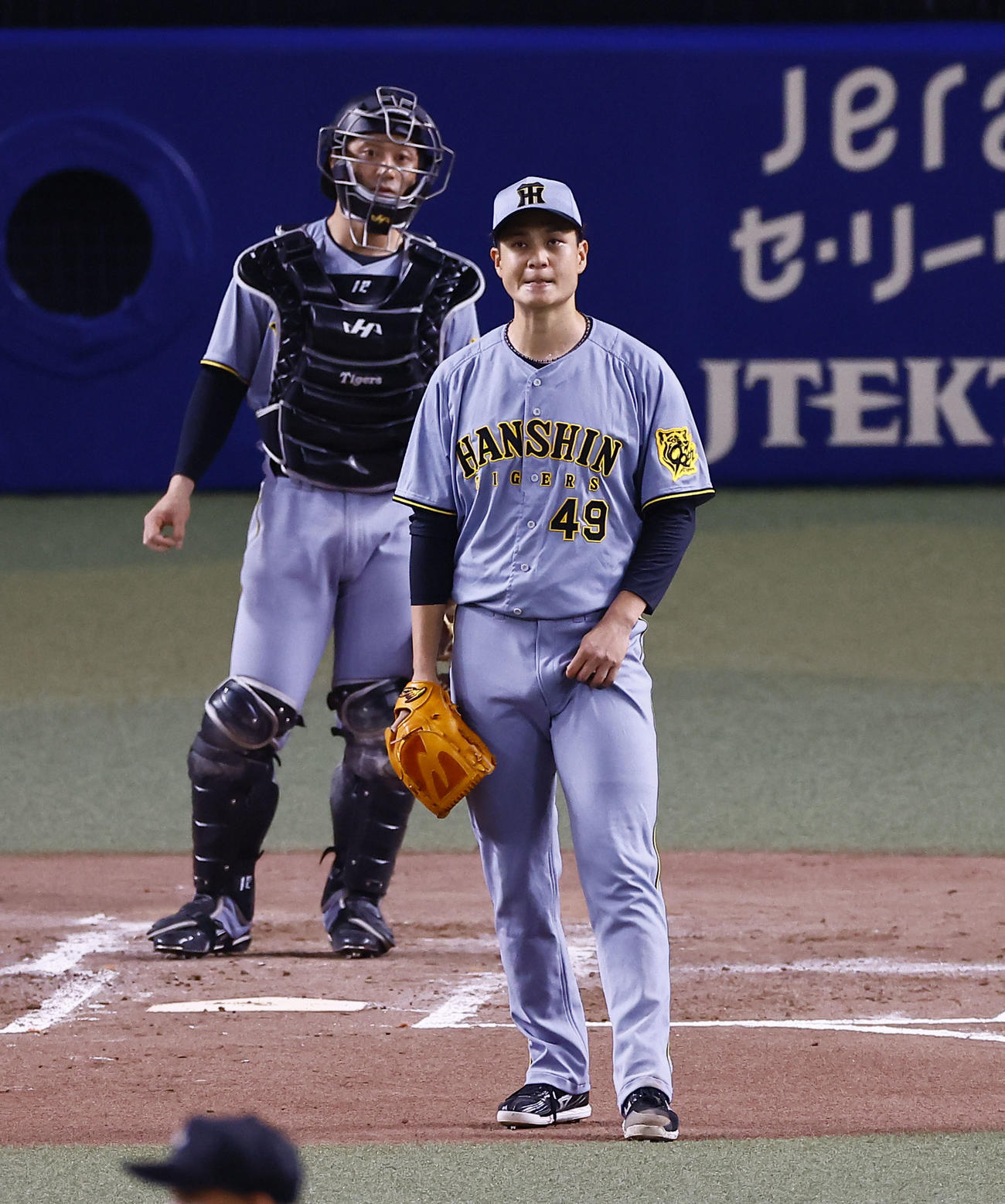 中日対阪神　2回裏中日2死二、三塁、岡林に左前2点適時打を許した大竹。捕手坂本（撮影・藤尾明華）