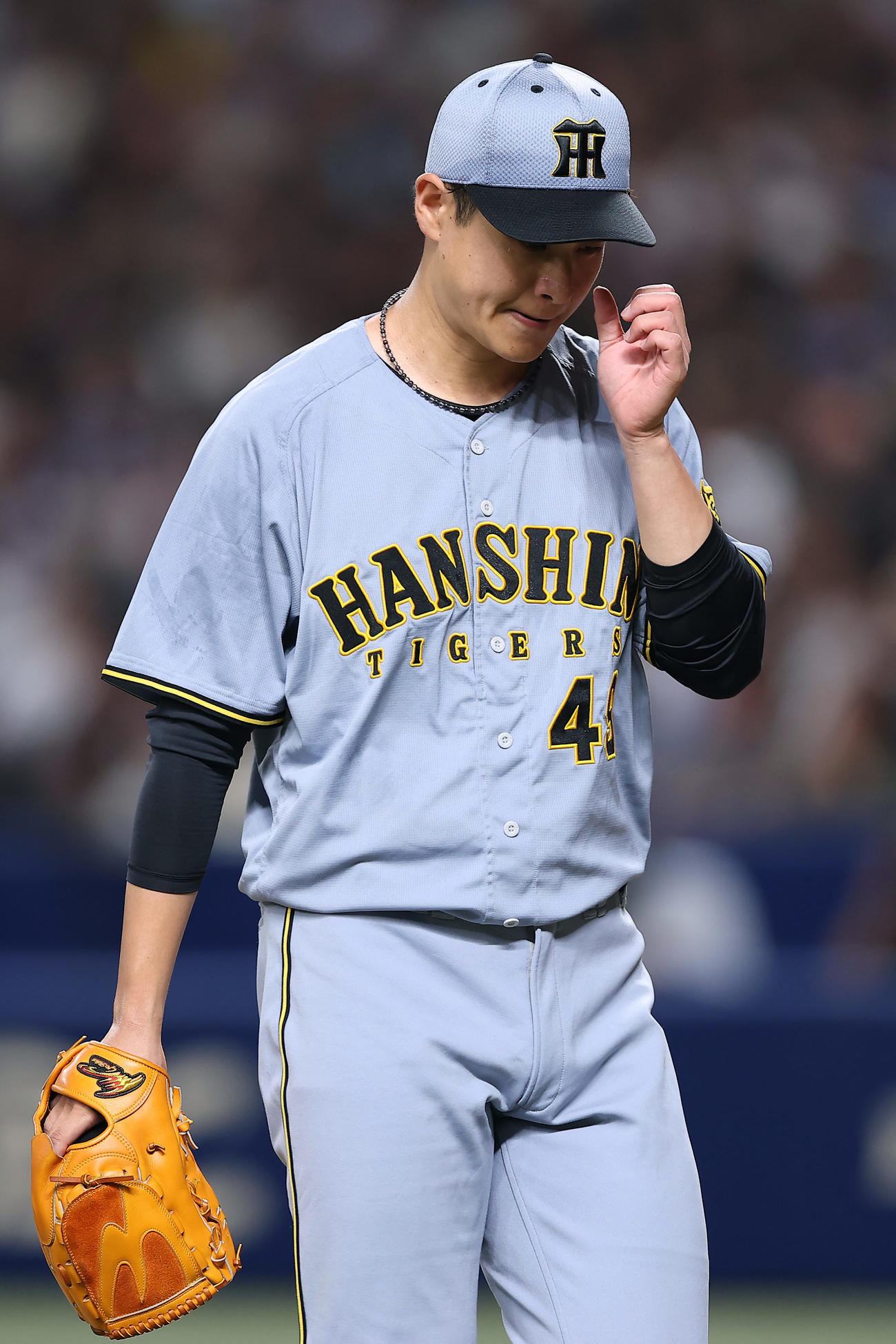 中日対阪神　2回裏を投げ終え、うつむきながらベンチへ戻る阪神大竹（撮影・前田充）
