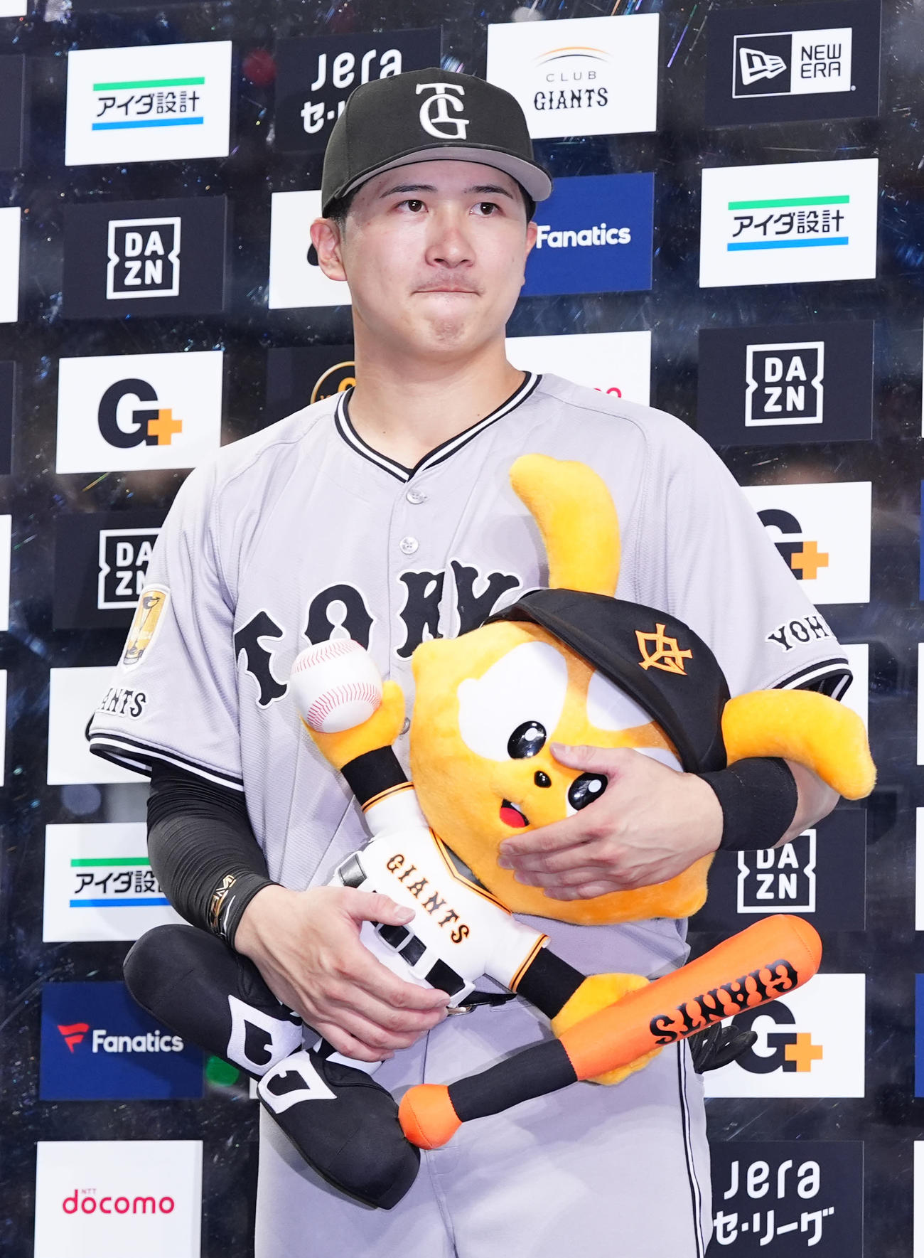 巨人対ヤクルト　試合後、お立ち台に上がる巨人泉口（撮影・江口和貴）