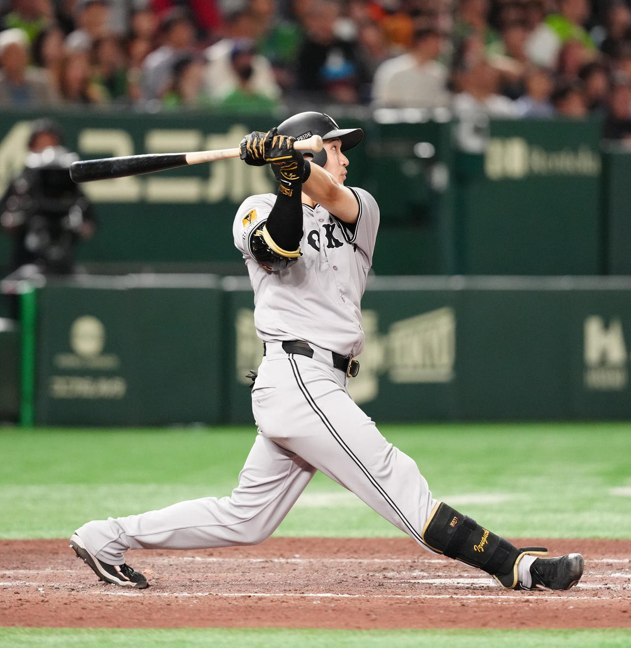 巨人対ヤクルト　8回裏巨人2死一、二塁、2点適時二塁打を放つ泉口（撮影・江口和貴）