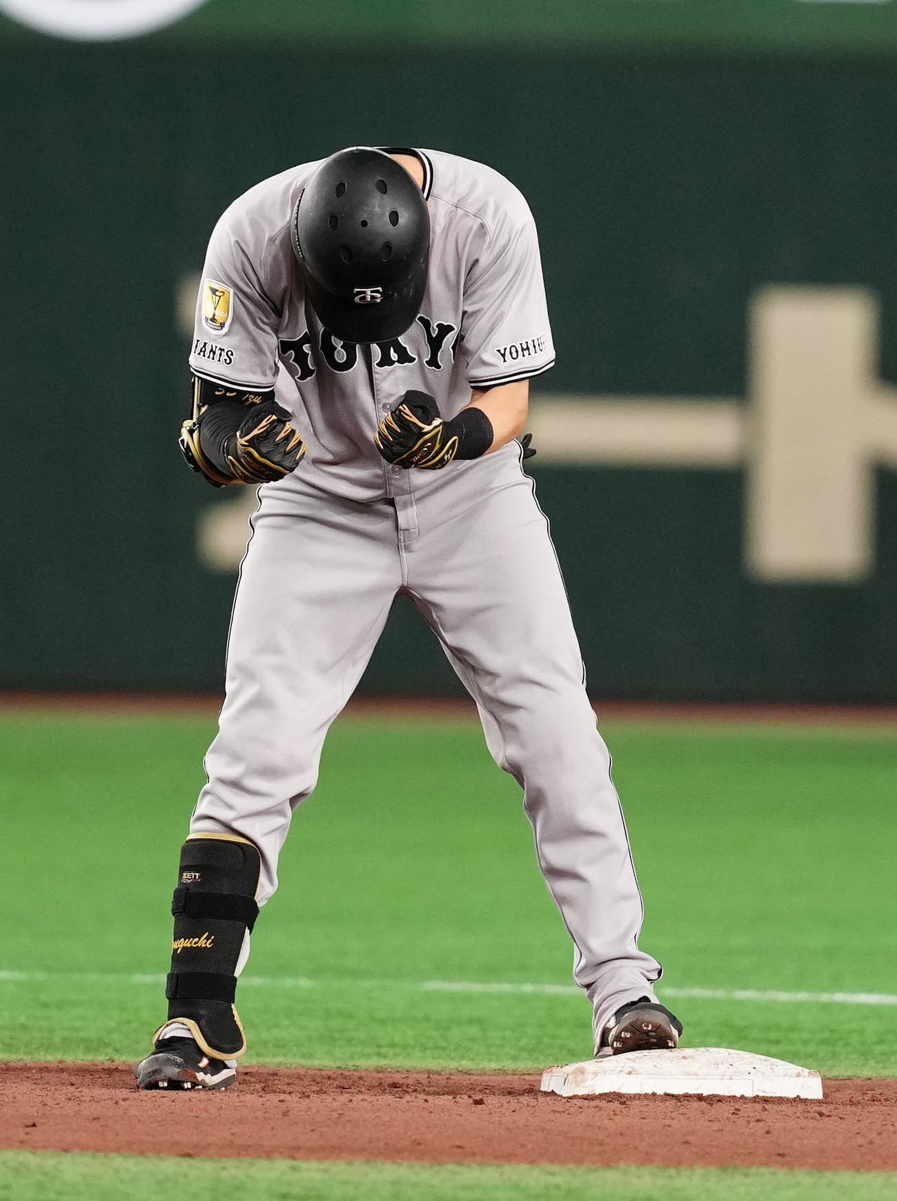 巨人対ヤクルト　8回裏巨人2死一、二塁、2点適時二塁打を放ち喜ぶ泉口（撮影・江口和貴）