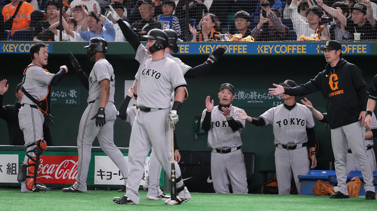 巨人対ヤクルト　8回裏巨人2死一、二塁、泉口の左中間への2点適時二塁打でキャベッジとヘルナンデス（左から2人目）が生還し、手をたたく阿部監督（右から3人目）（撮影・鈴木みどり）