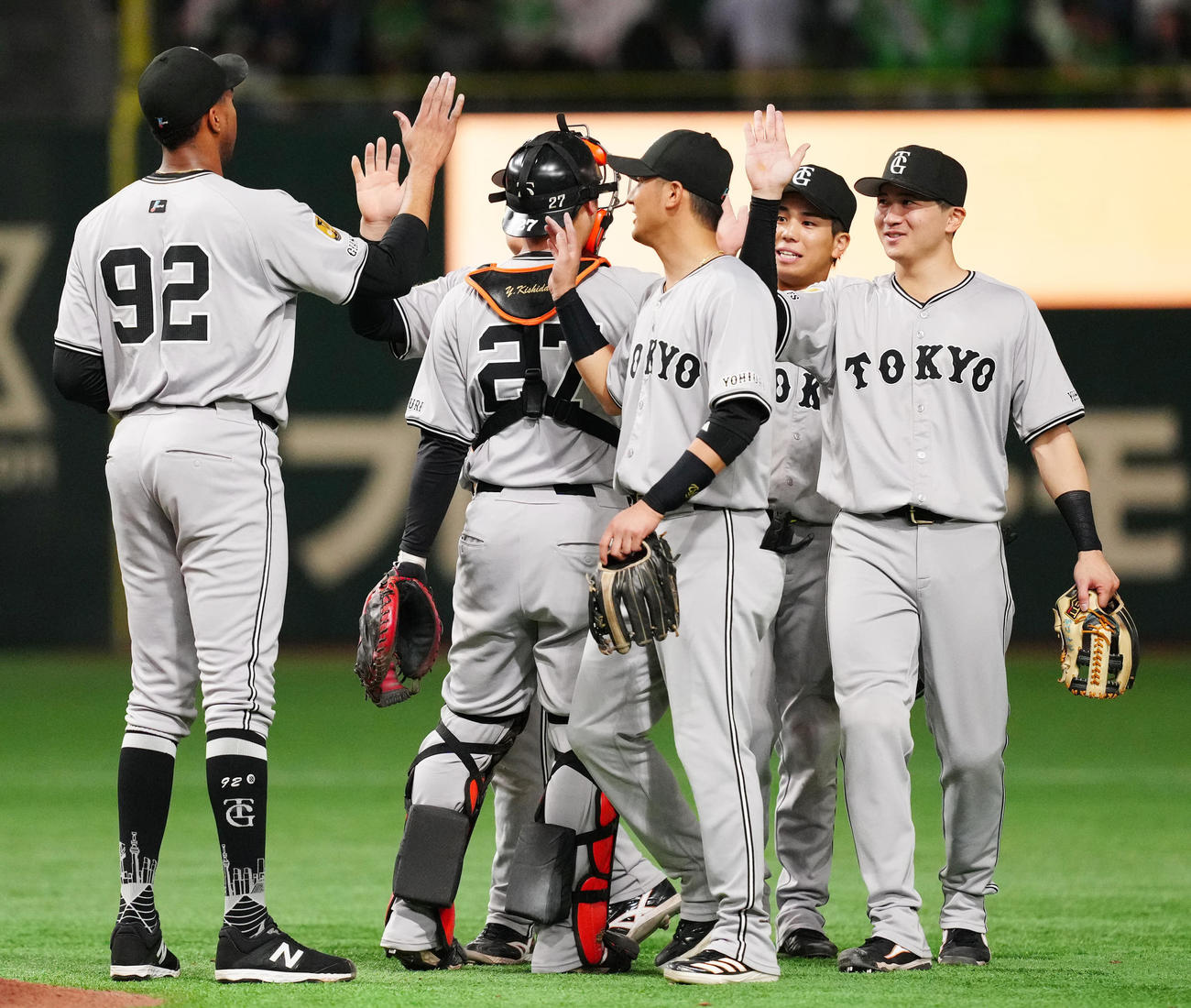 巨人対ヤクルト　試合後、勝利のタッチを交わす巨人泉口（右端）ら（撮影・江口和貴）
