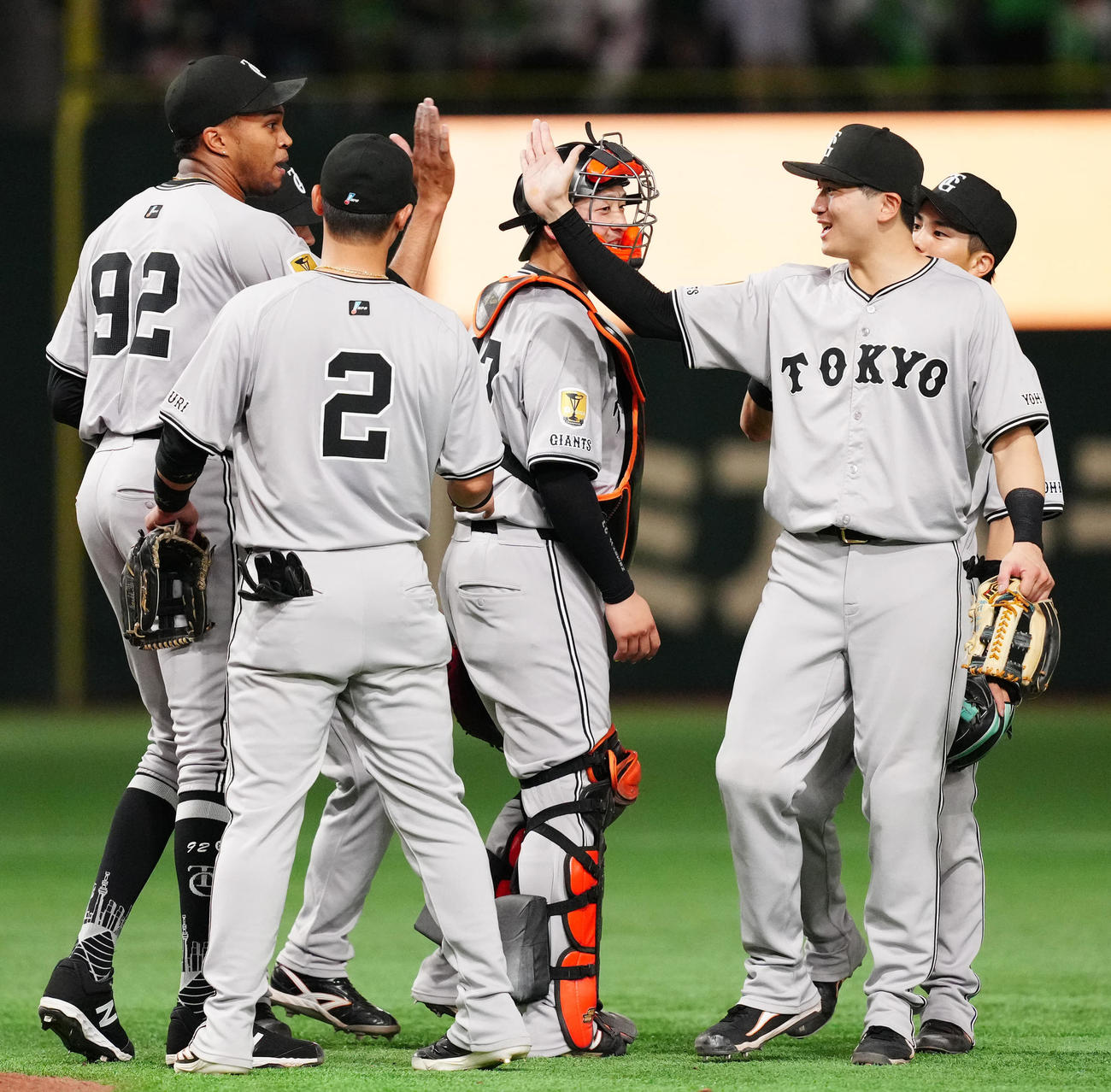 巨人対ヤクルト　試合後、勝利のタッチを交わす巨人泉口（右手前）ら（撮影・江口和貴）