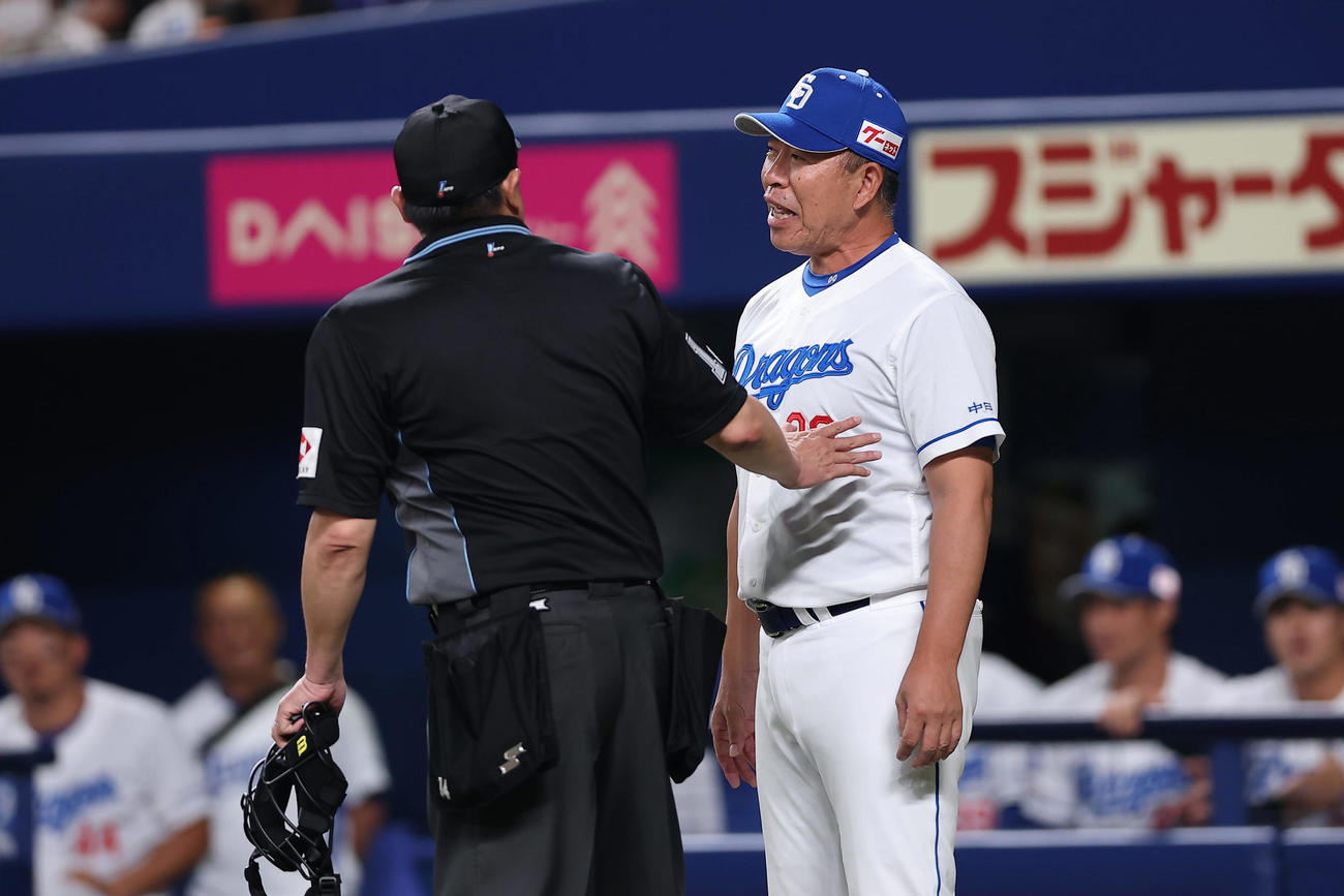 中日対阪神　9回表阪神無死、渡辺の四球判定に抗議する井上監督（撮影・前田充）