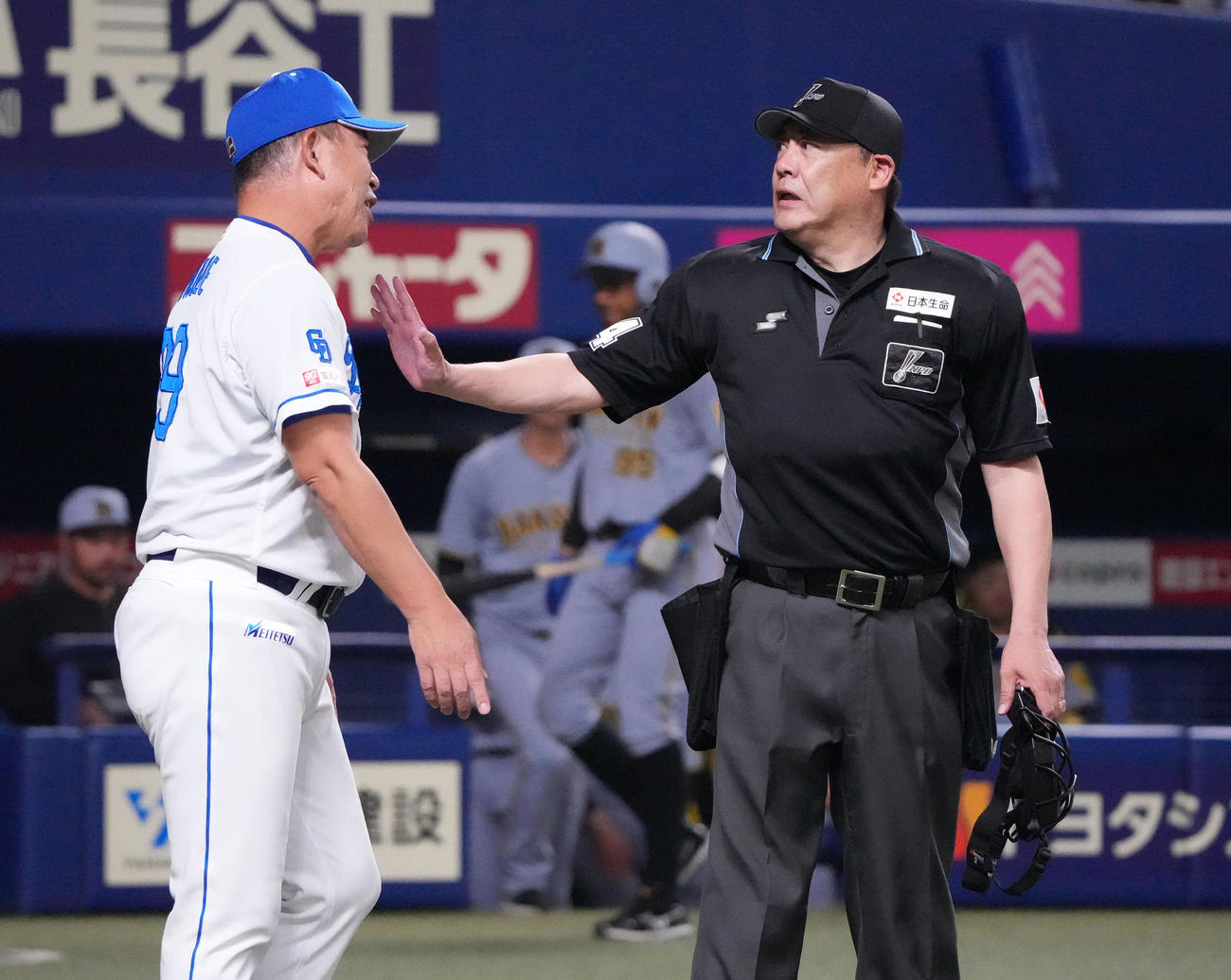 中日対阪神　9回表阪神無死、小林球審（右）と話をする井上監督（撮影・森本幸一）