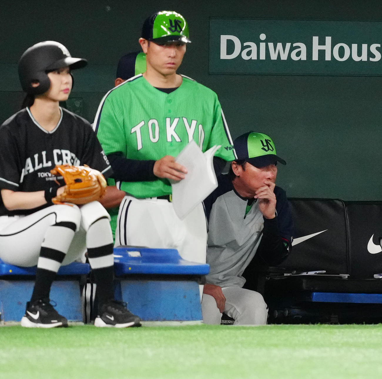 5回裏巨人1死、中堅手岩田が門脇の打球処理で落球し、ベンチで厳しい表情の高津監督（右）