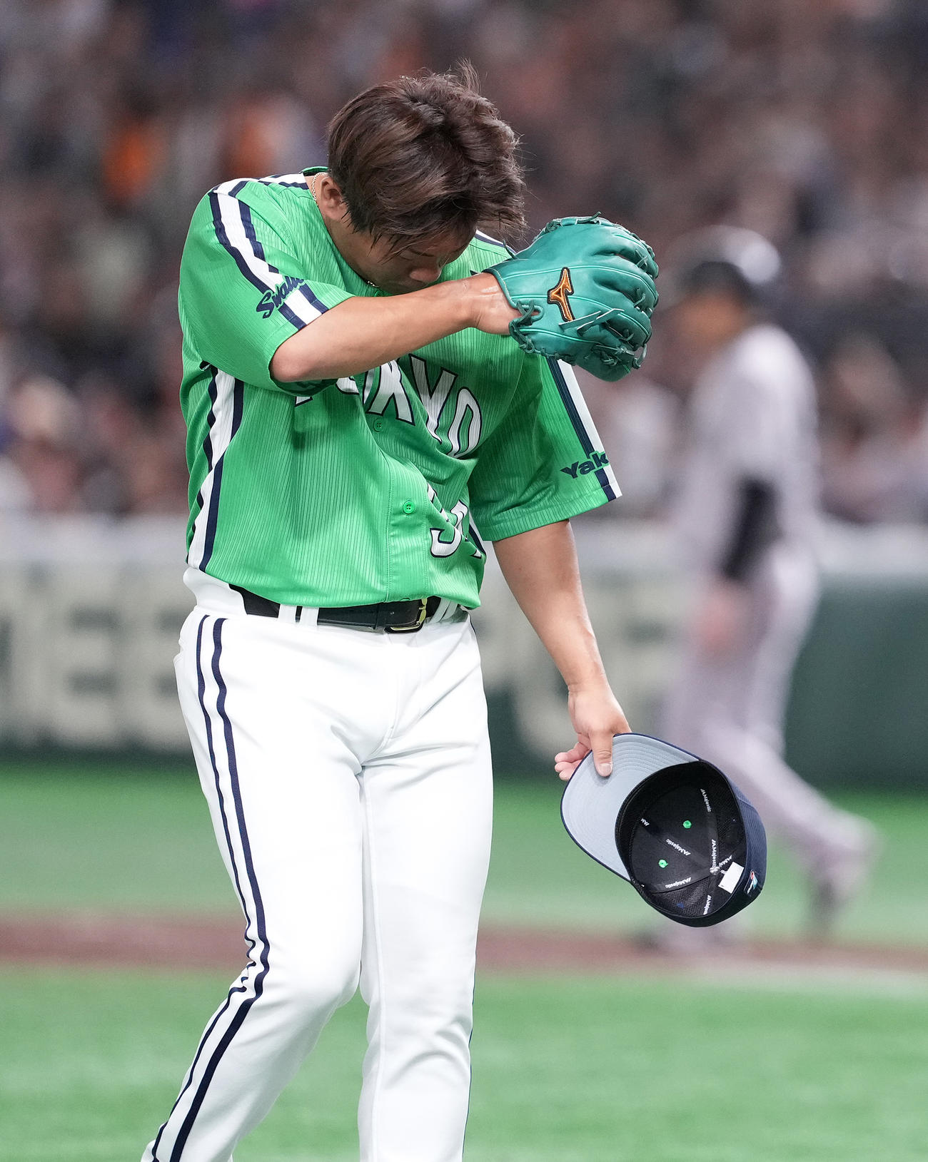 巨人対ヤクルト　8回裏に勝ち越しを許したヤクルト田口はうつむきながらベンチへ戻る（撮影・鈴木みどり）