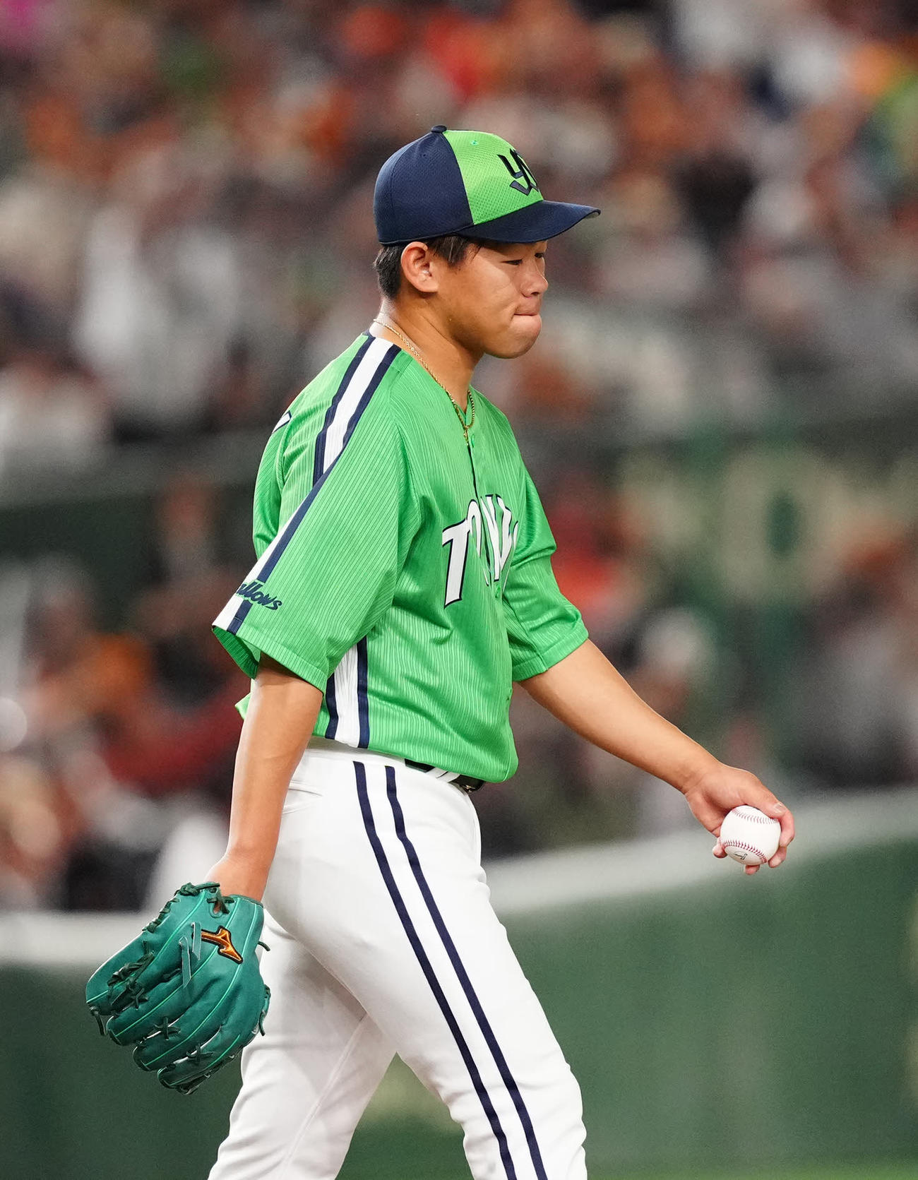 巨人対ヤクルト　8回裏巨人2死一、二塁、泉口に2点適時二塁打を浴びた田口（撮影・江口和貴）