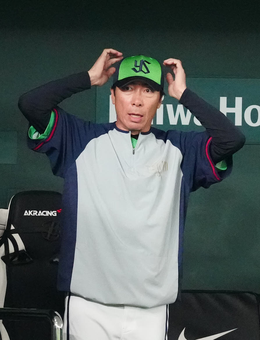 中村悠平が死球を受け、ベンチで心配する高津監督