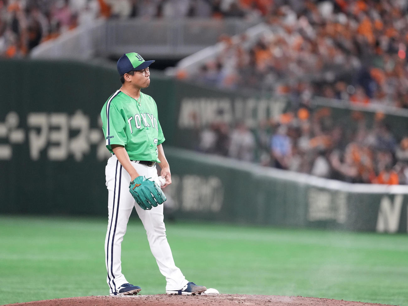 巨人対ヤクルト　8回裏巨人2死一、二塁、泉口に左中間への2点適時二塁打を浴びた後、顔をしかめる田口（撮影・鈴木みどり）