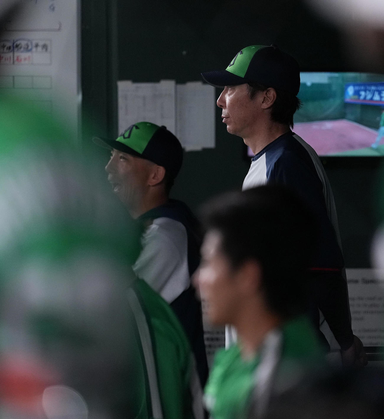 巨人対ヤクルト　ベンチで浮かない表情のヤクルト高津監督（撮影・鈴木みどり）