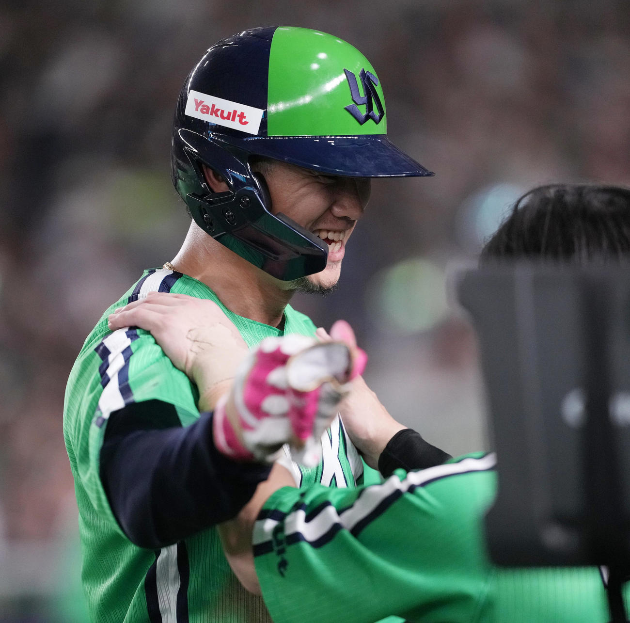 巨人対ヤクルト　7回表ヤクルト1死二塁、代打宮本の左前適時打で生還し、笑顔の西川（撮影・鈴木みどり）