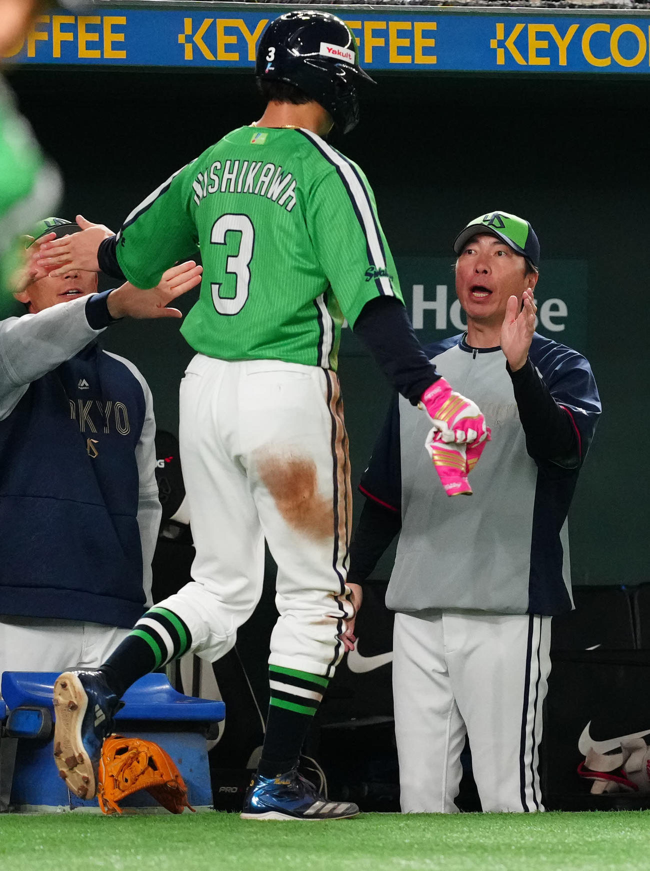 巨人対ヤクルト　7回表ヤクルト1死二塁、代打宮本の適時打で生還した西川（中央）を迎える高津監督（撮影・江口和貴）