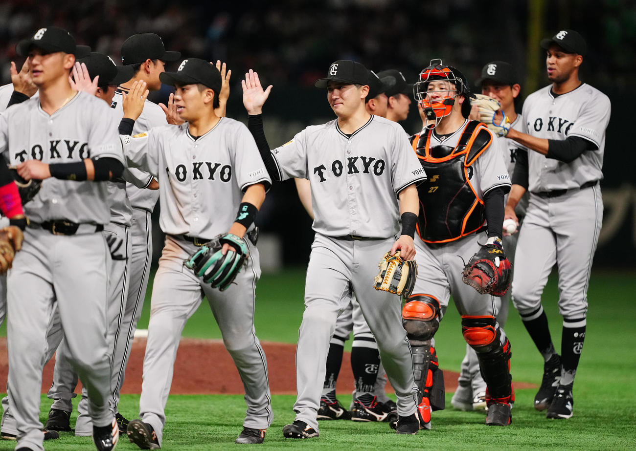 試合後、勝利のタッチを交わす泉口友汰ら
