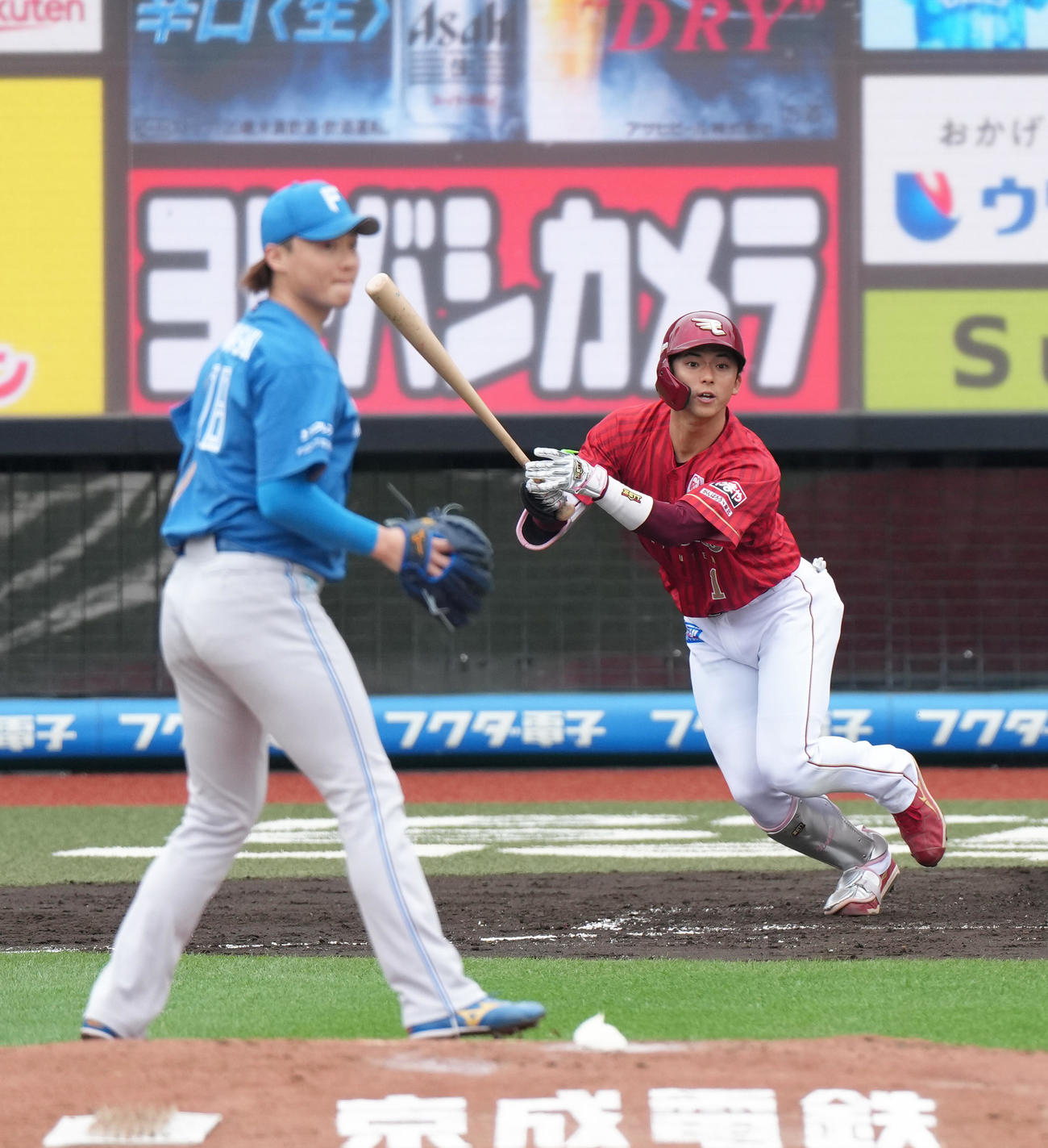 楽天対日本ハム　1回裏楽天2死満塁、宗山は中前適時打を放つ。投手山崎（撮影・足立雅史）
