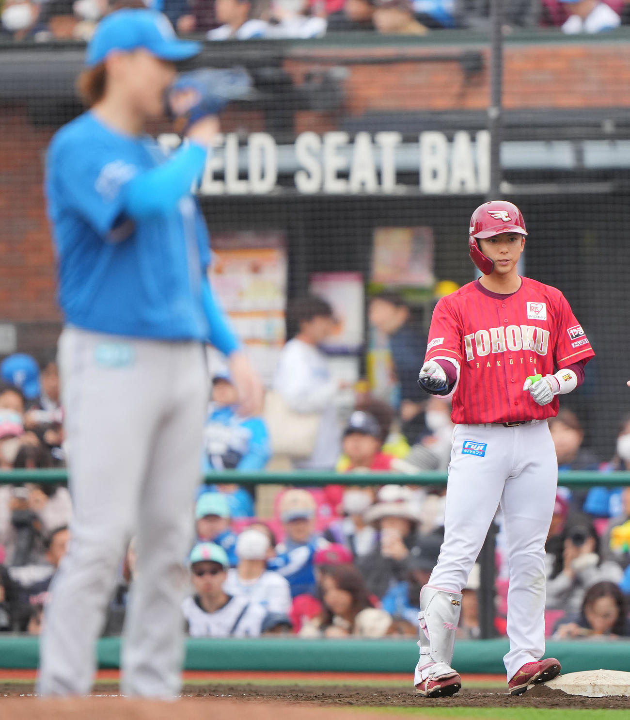 楽天対日本ハム　3回裏楽天1死一塁、山崎福（手前）から右前打を放ちポーズを決める宗山（撮影・垰建太）