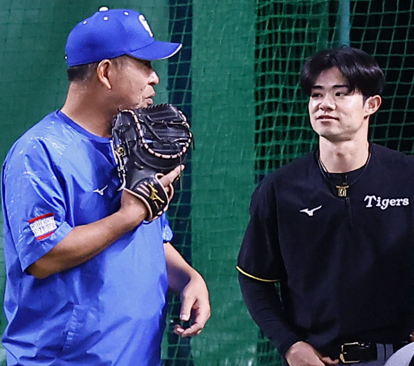中日対阪神　阪神中野と話しをする中日井上監督（左）（撮影・藤尾明華）