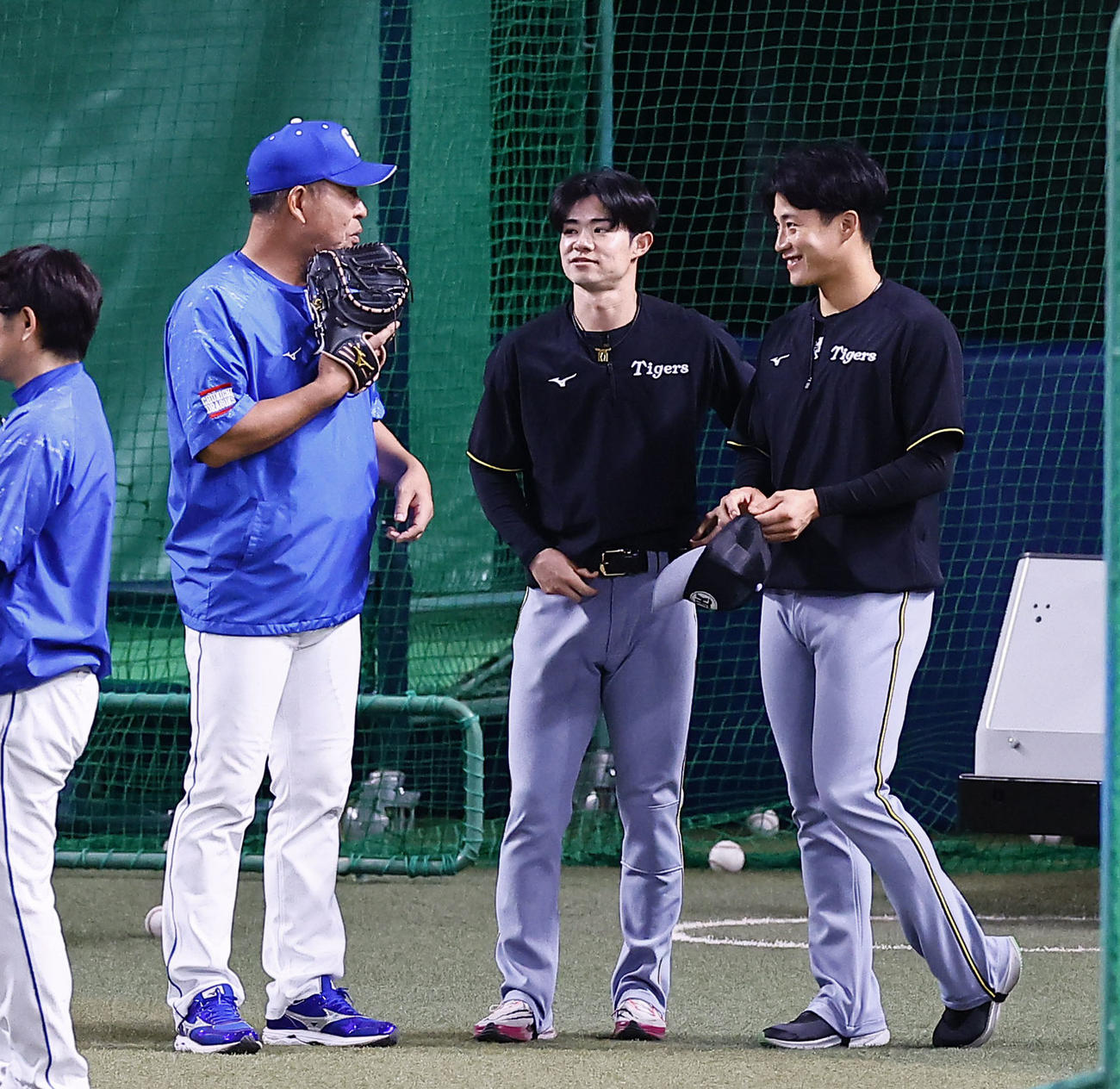 中日対阪神　阪神中野（中央）、木浪と話しをする中日井上監督（左）（撮影・藤尾明華）