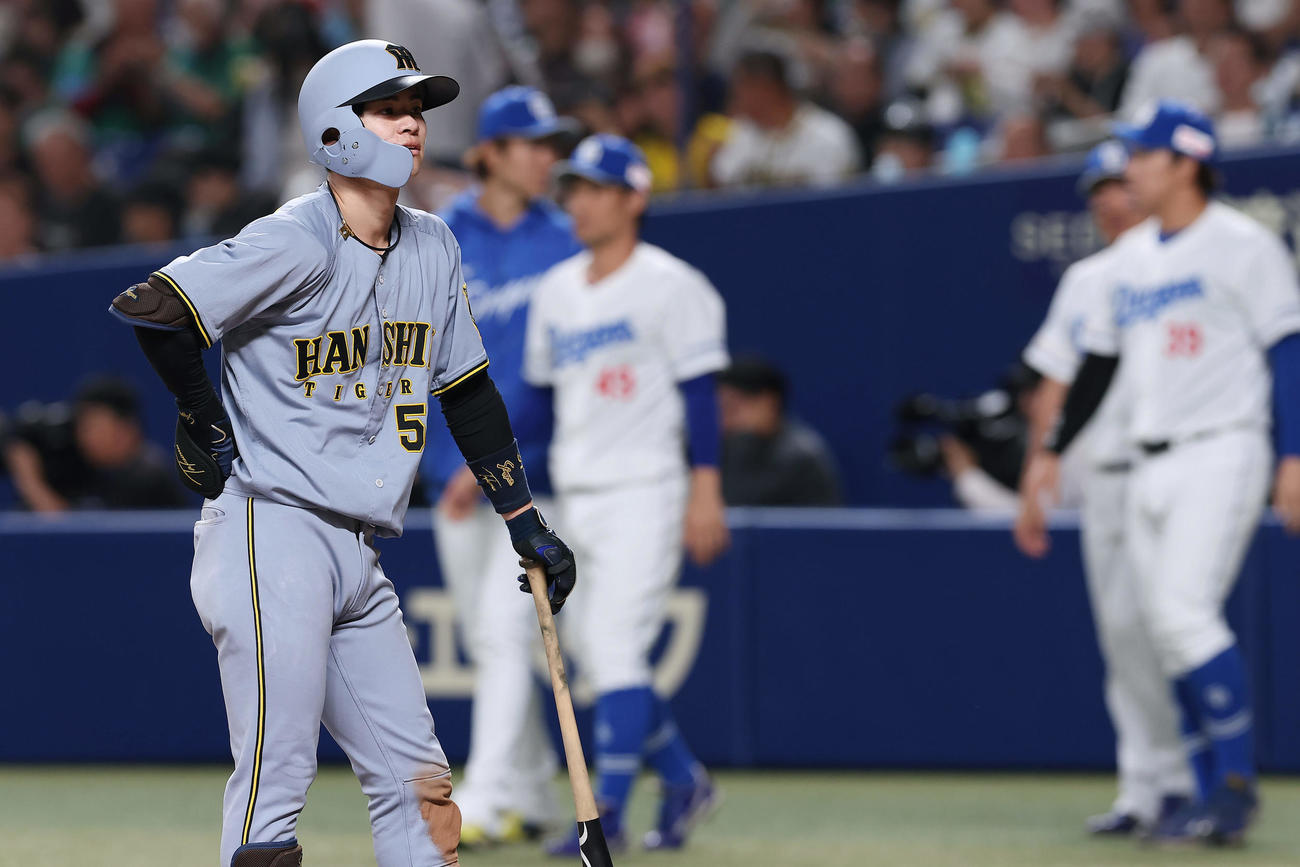 中日対阪神　9回表阪神2死二塁、見逃し三振に倒れ試合終了となり、悔しそうな表情を見せる中野（撮影・前田充）