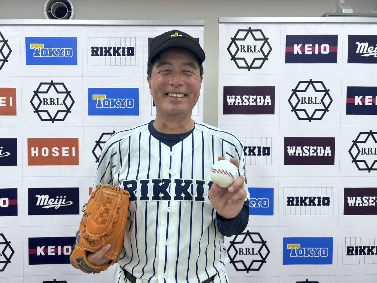 始球式を笑顔で終えた立大ОBで元西武の野口氏（撮影・平山連）